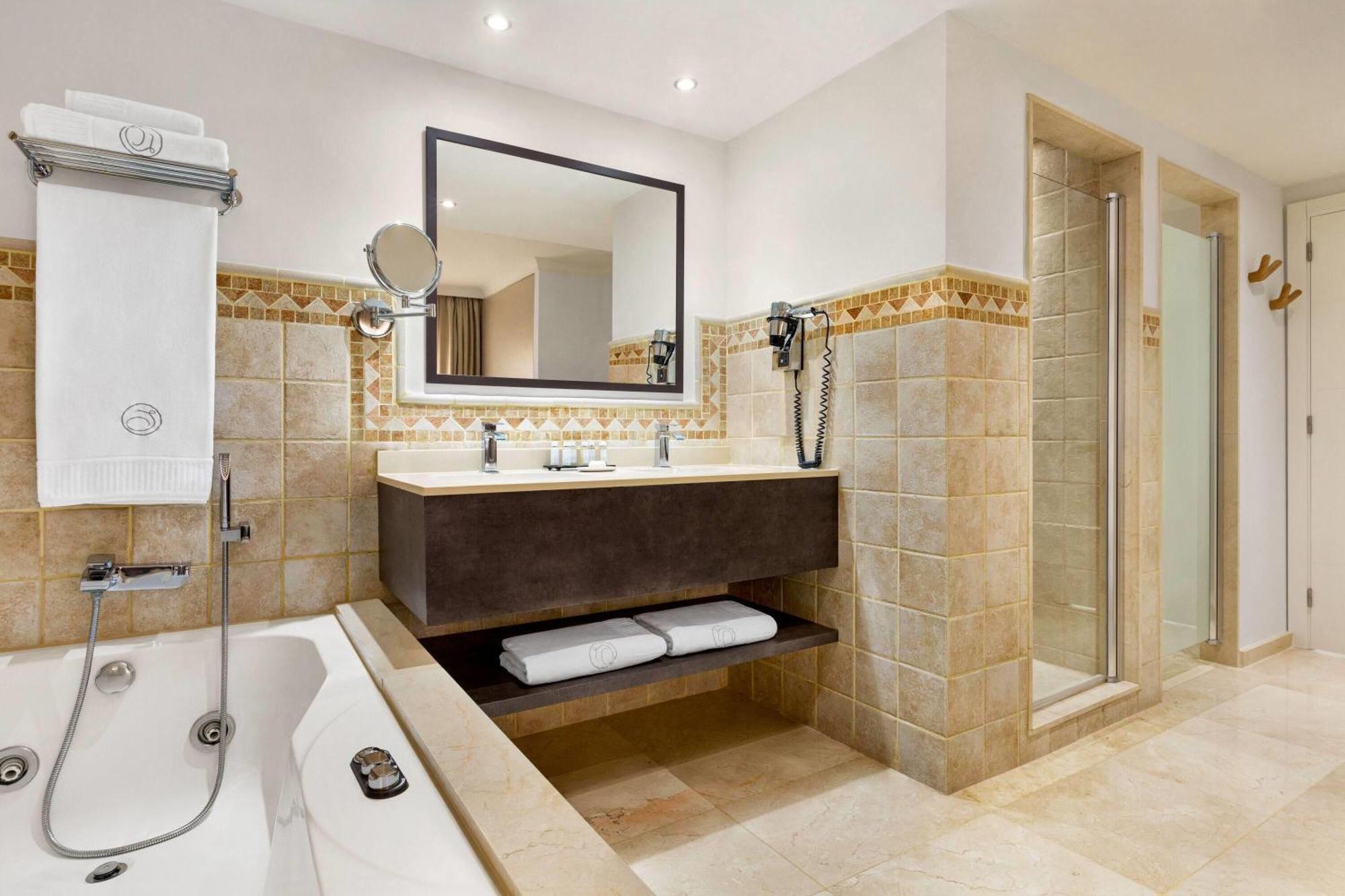 Luxuriöse Ferienwohnung mit 2 Schlafzimmern, Whirlpool und Meerblick