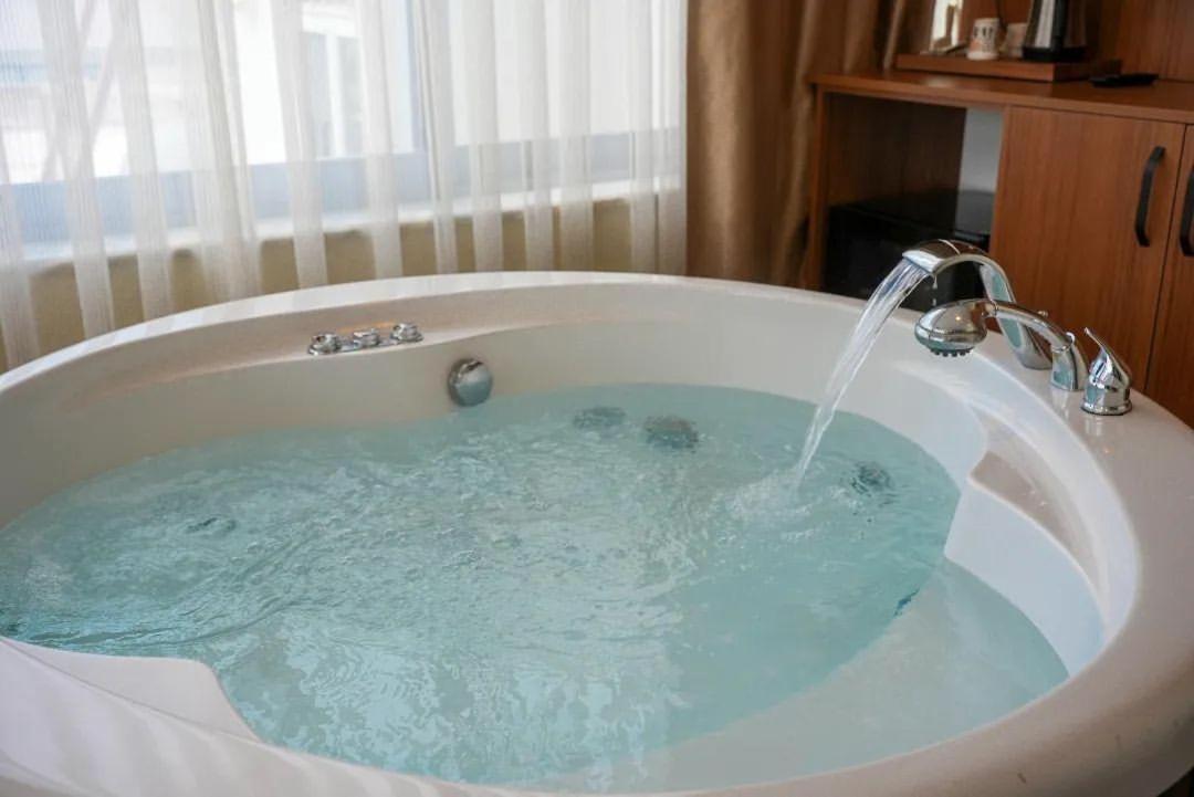Deluxe Suite Spa Bath