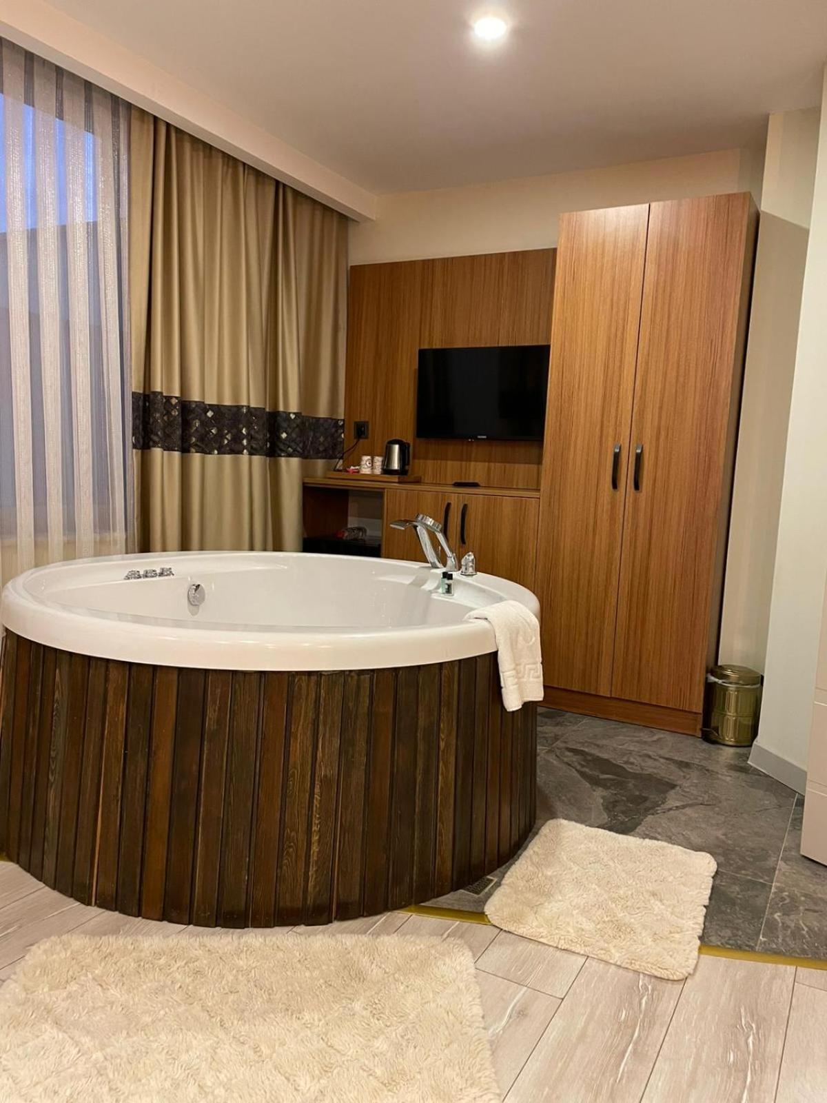 Deluxe Suite Spa Bath