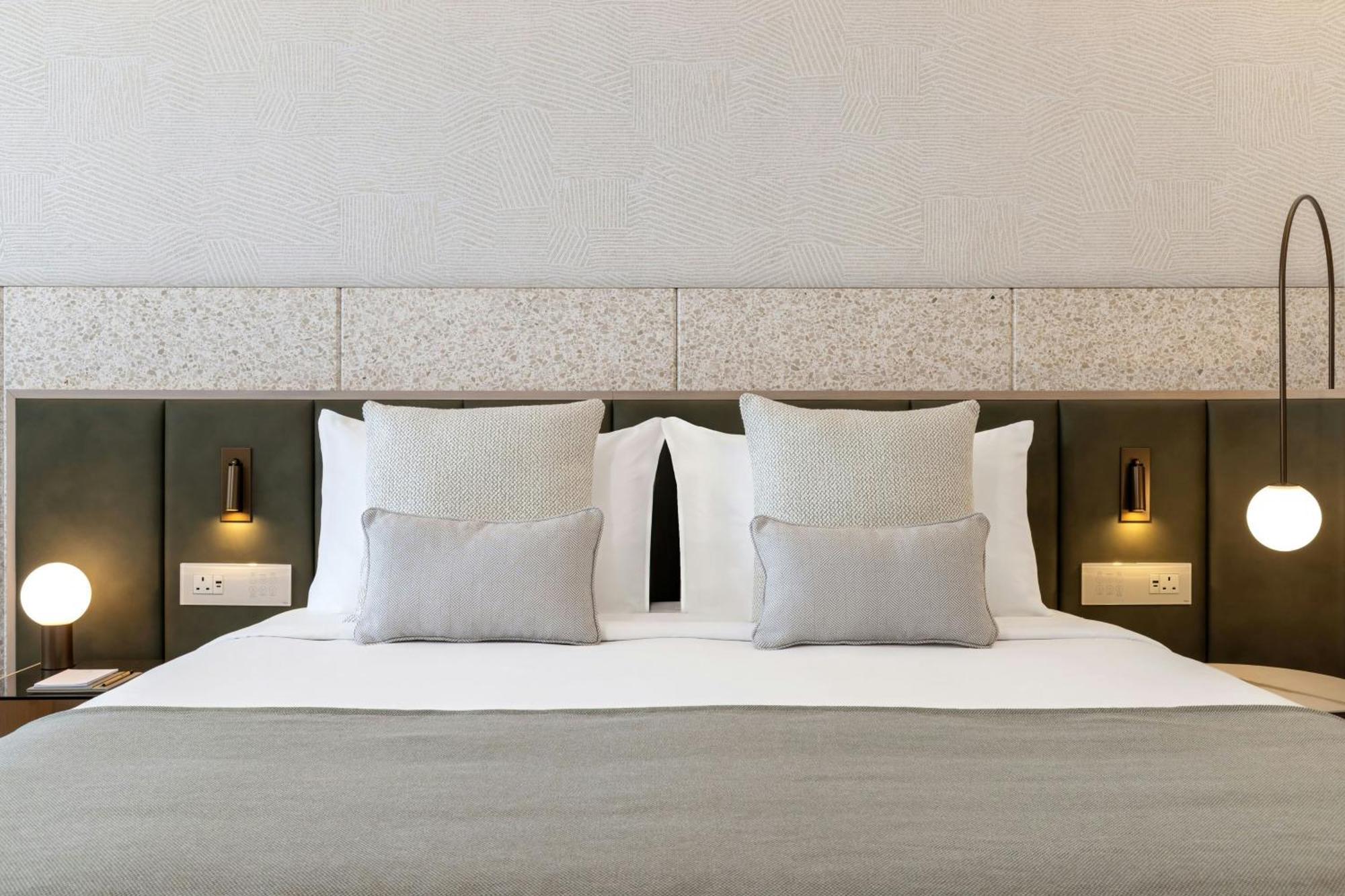 Comfort King Poolside Guest room Balcony