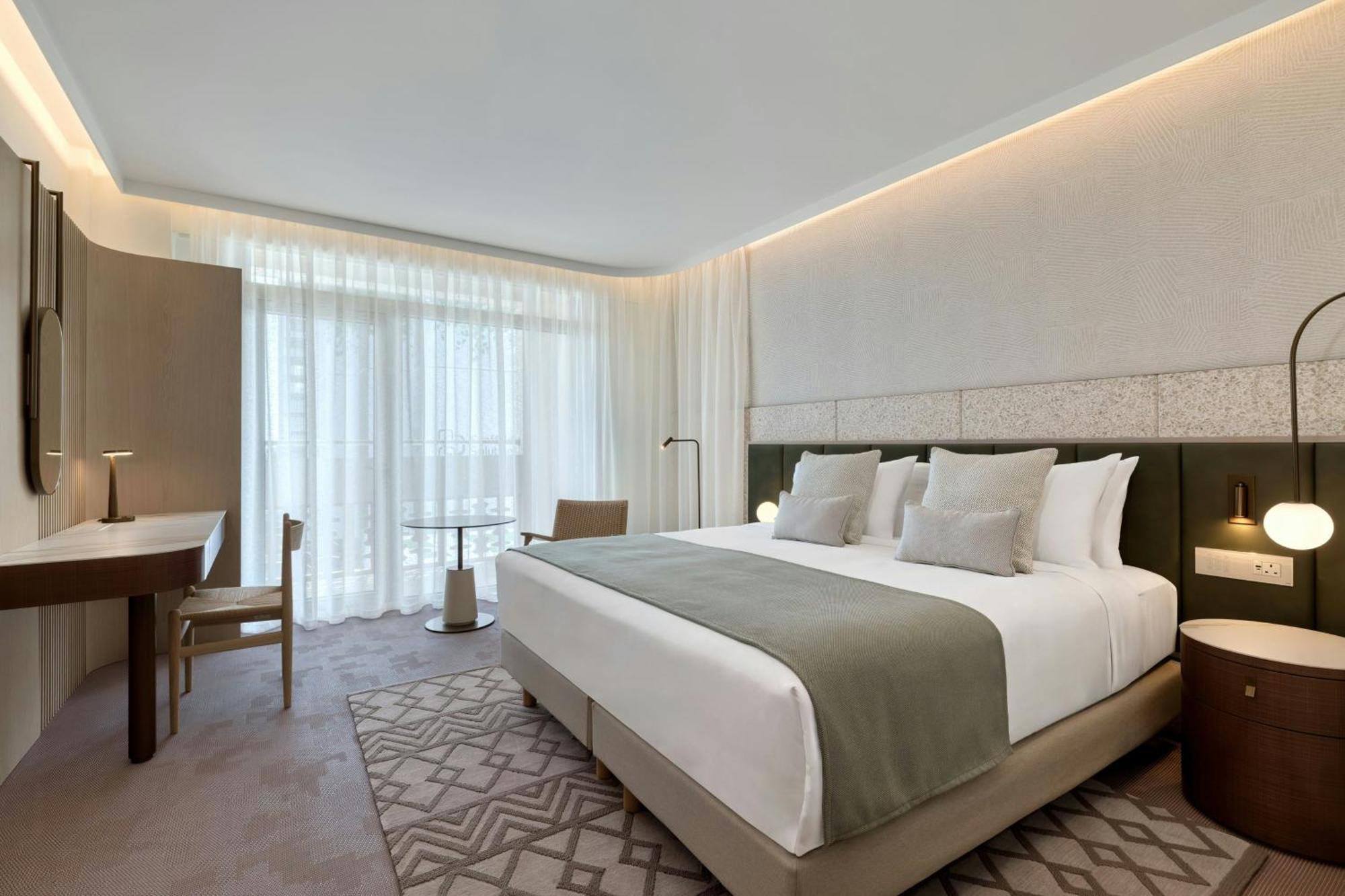 Comfort King Skyline Guest room Balcony