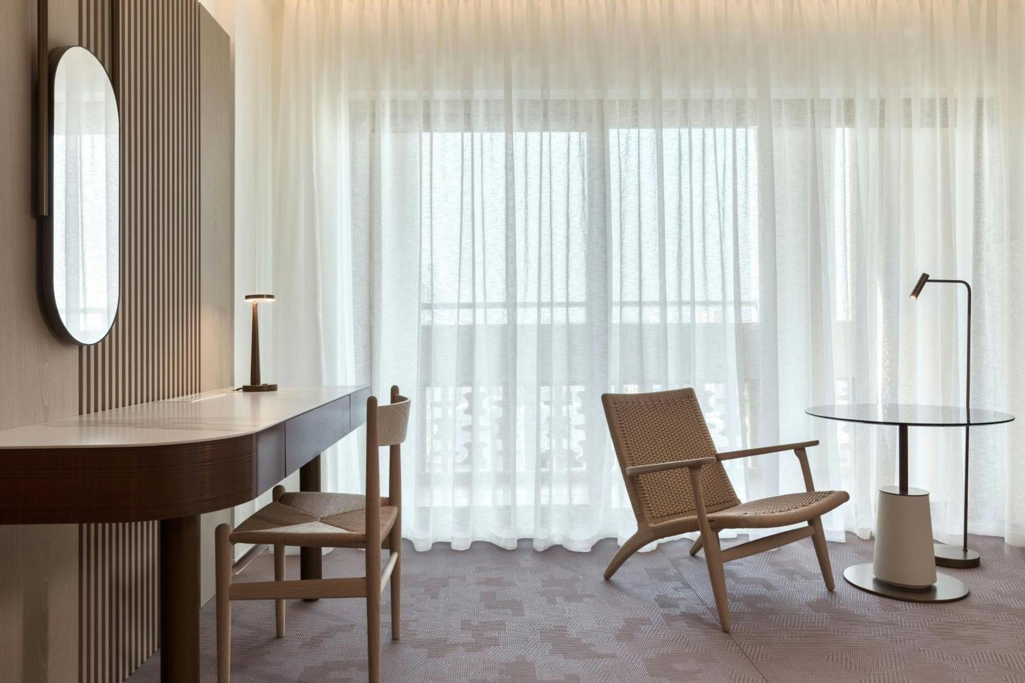 Comfort Twin Poolside Guest room Balcony