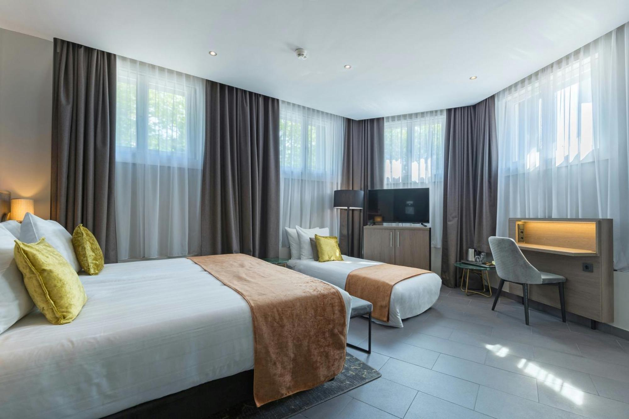 Comfort Room 1 Double Bed 1 Single Bed Limited View