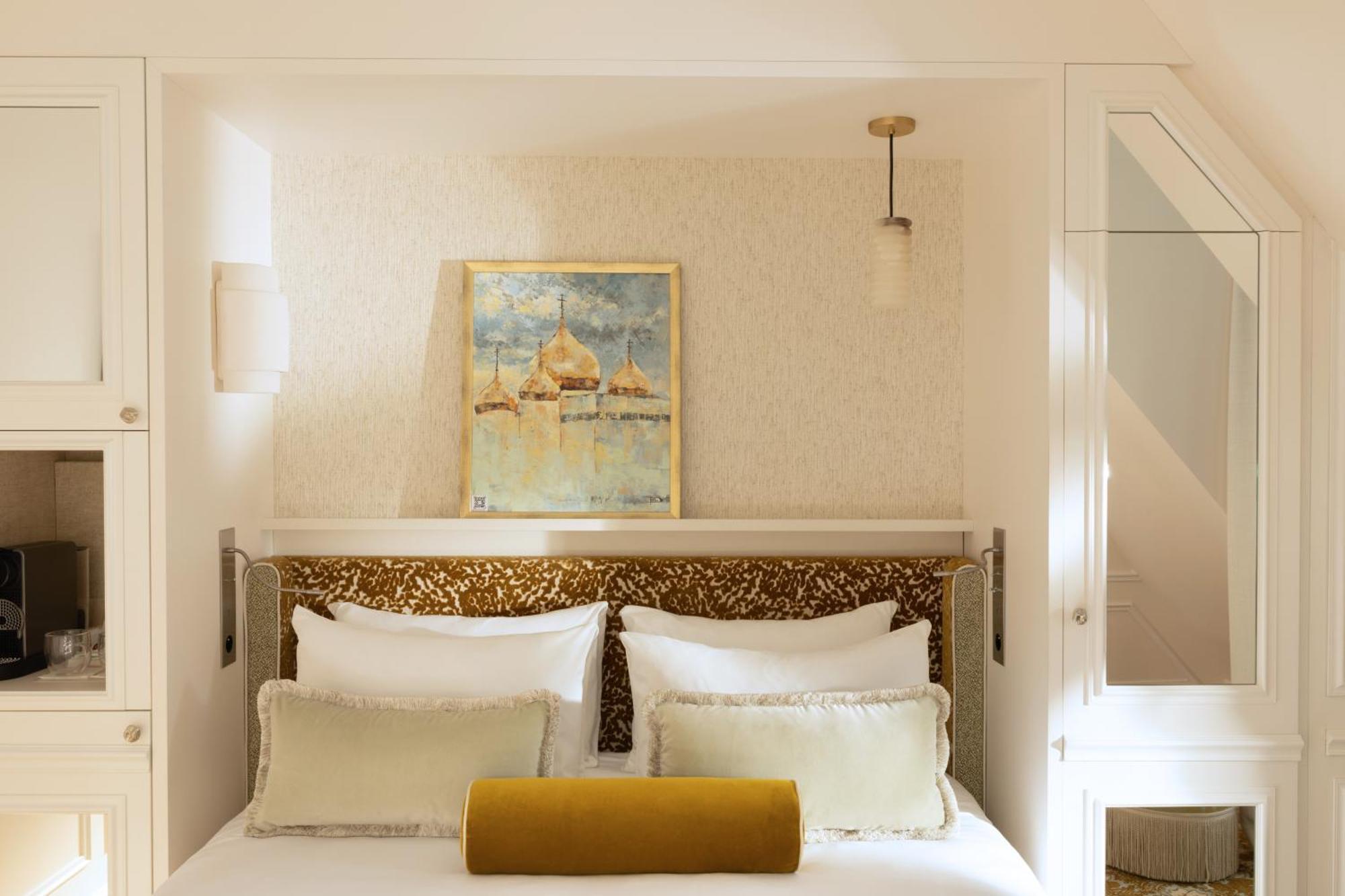 "Almarine" Signature Room