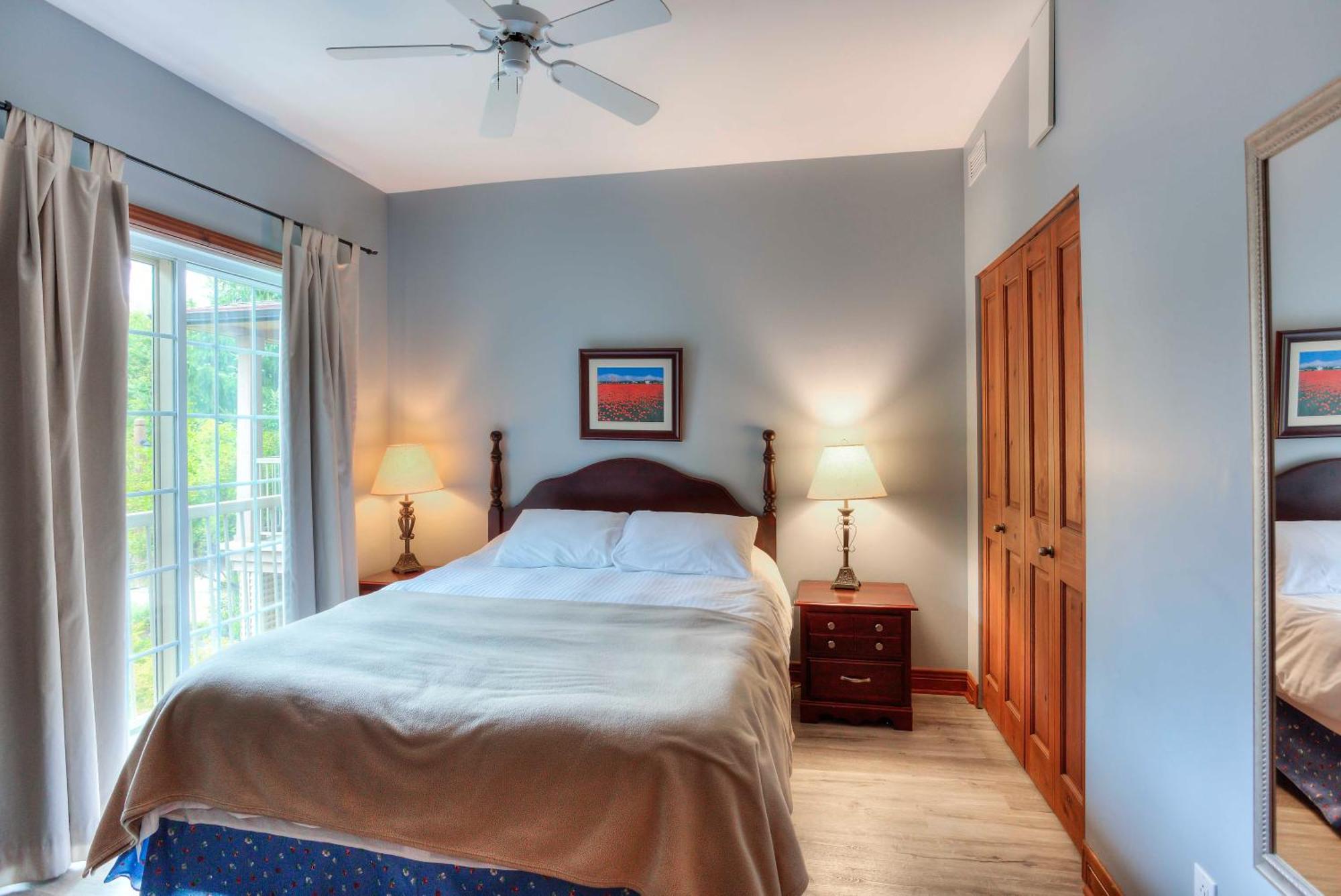 Deluxe Two-Bedroom Apartment Boudoir