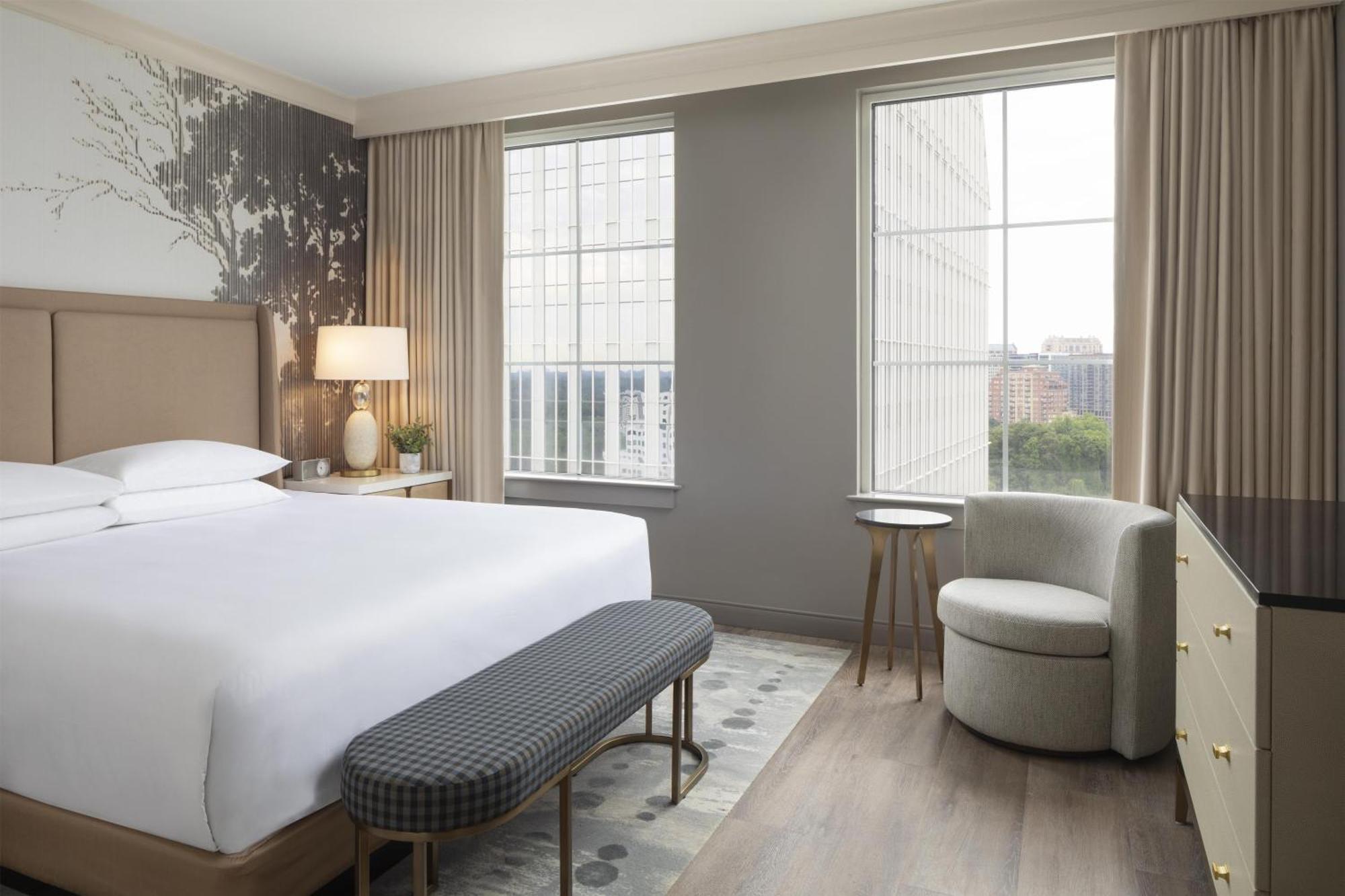 Zimmer mit Kingsize-Bett und Badewanne – barrierefrei