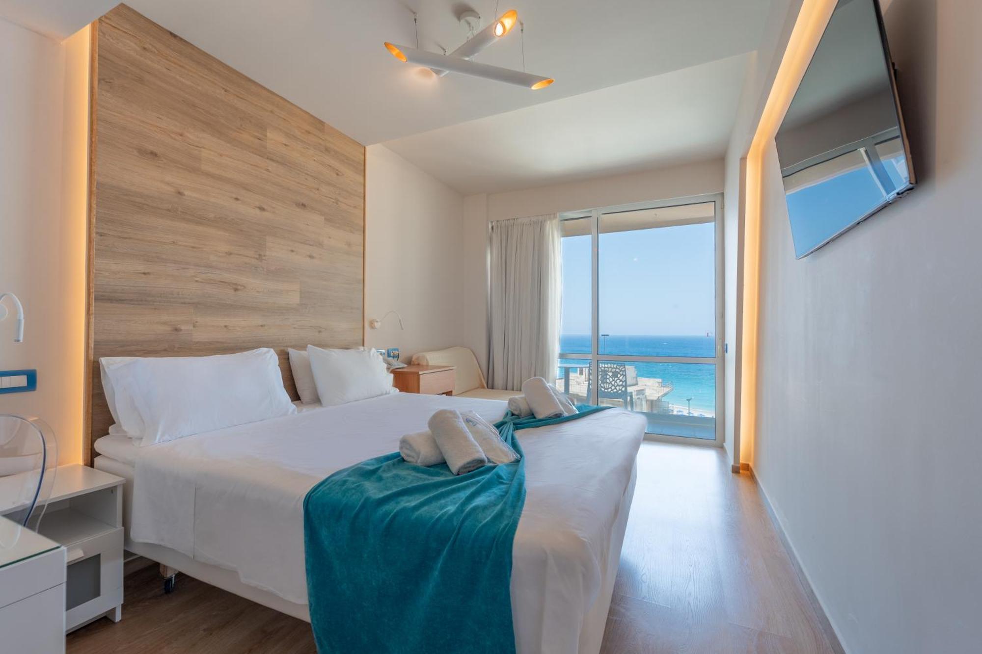 Kamer met Gedeeltelijk Uitzicht op Zee en het Zwembad