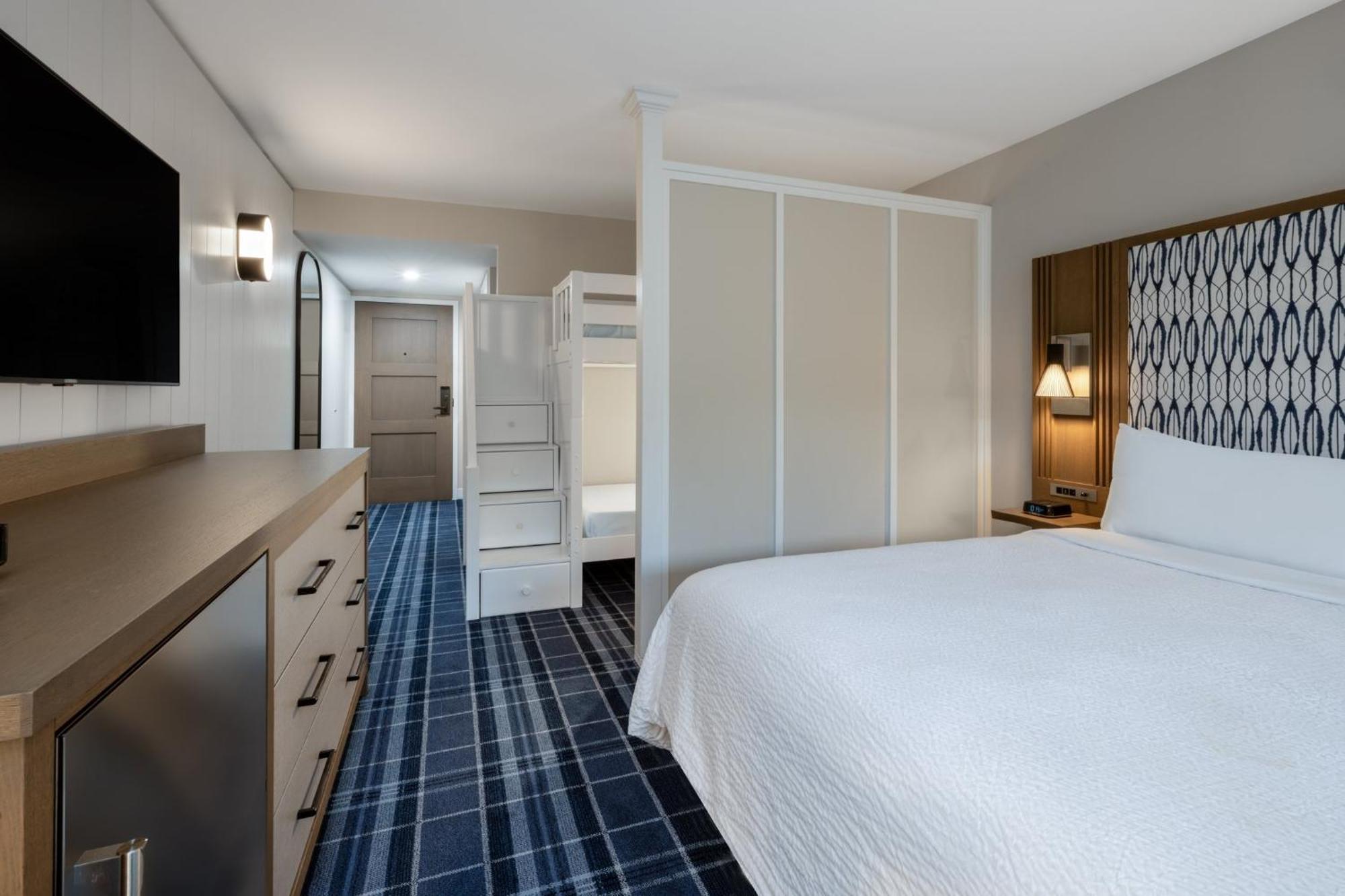 King One-Bedroom Suite Bunk Bed