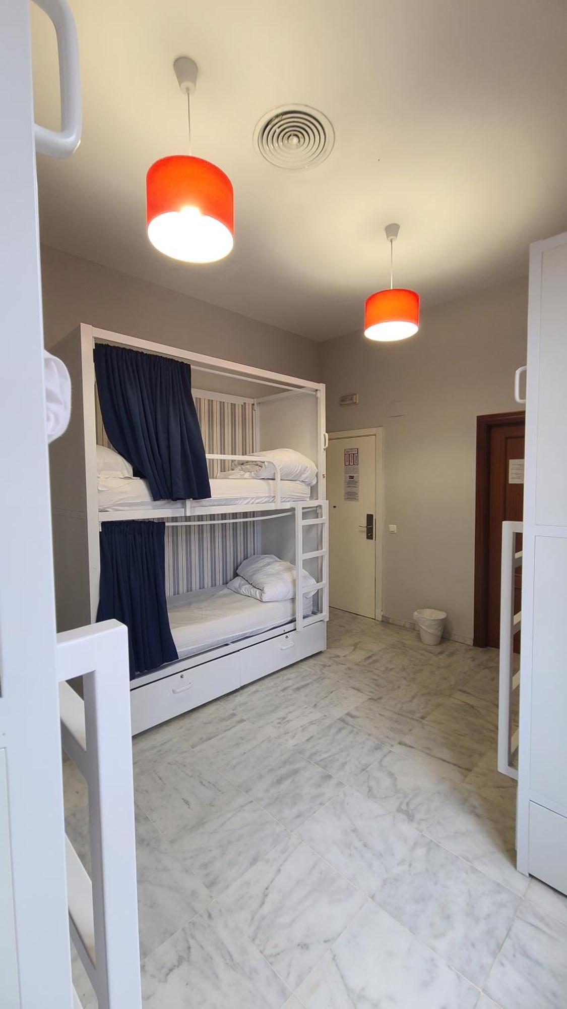 Bed 6-Bed Dormitory Room