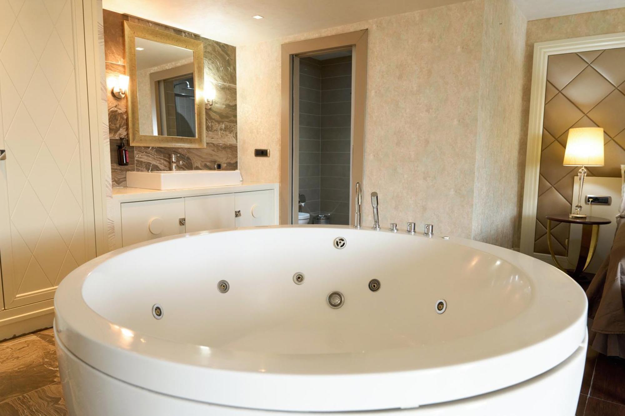 King Suite Spa Bath,1746883411:JPEG