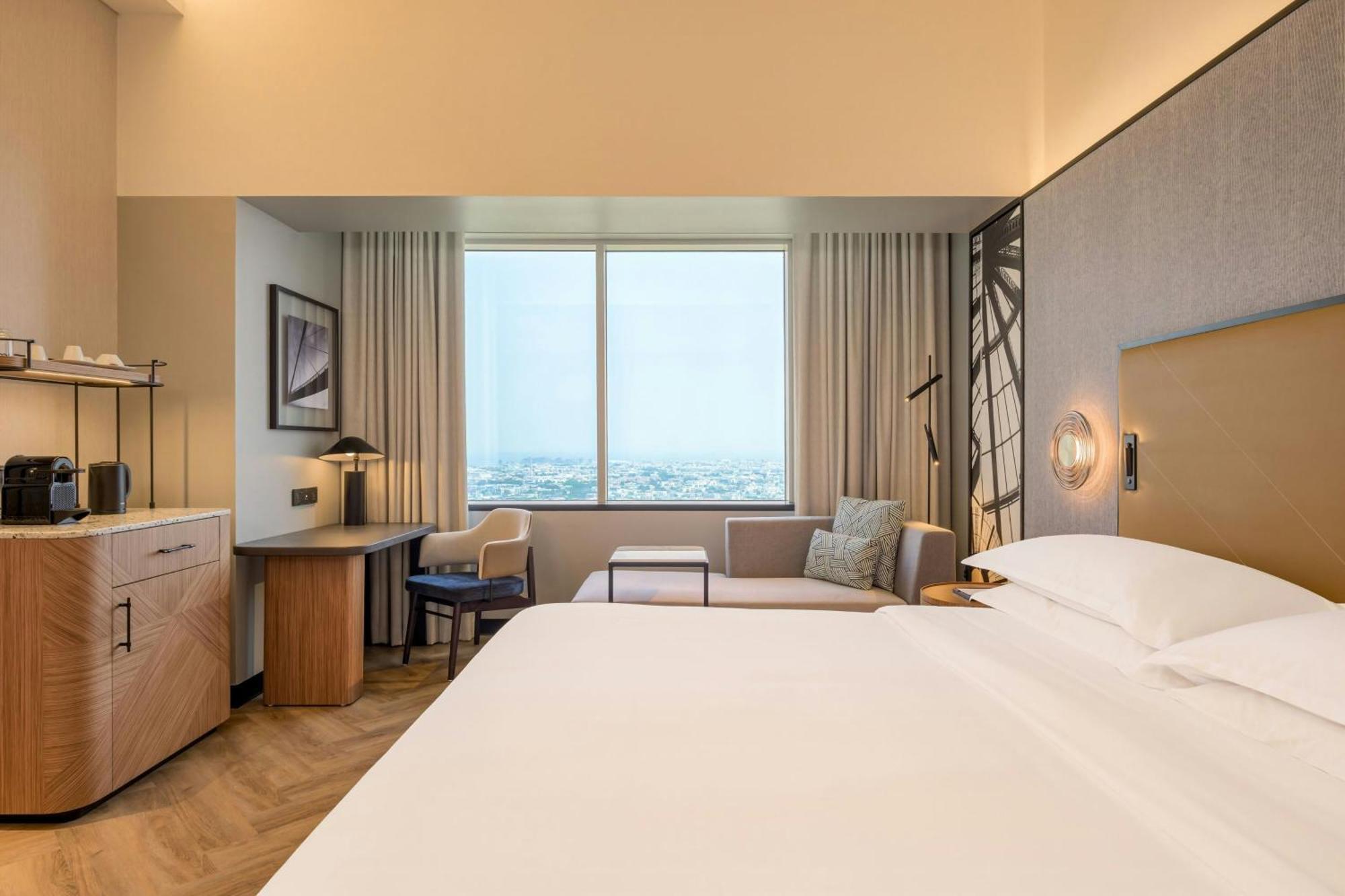 Grand Deluxe King Room Skyline View