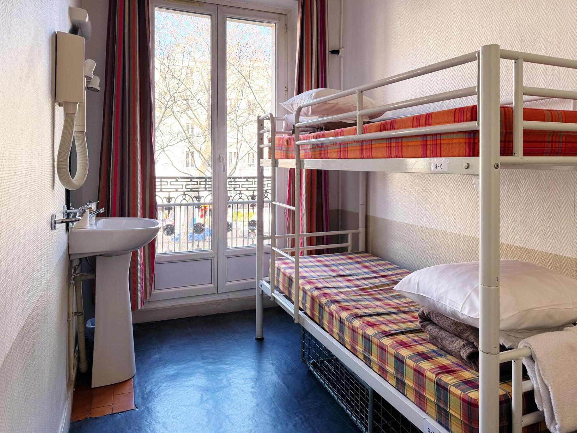 Quarto Econômico com 2 Camas de Solteiro
