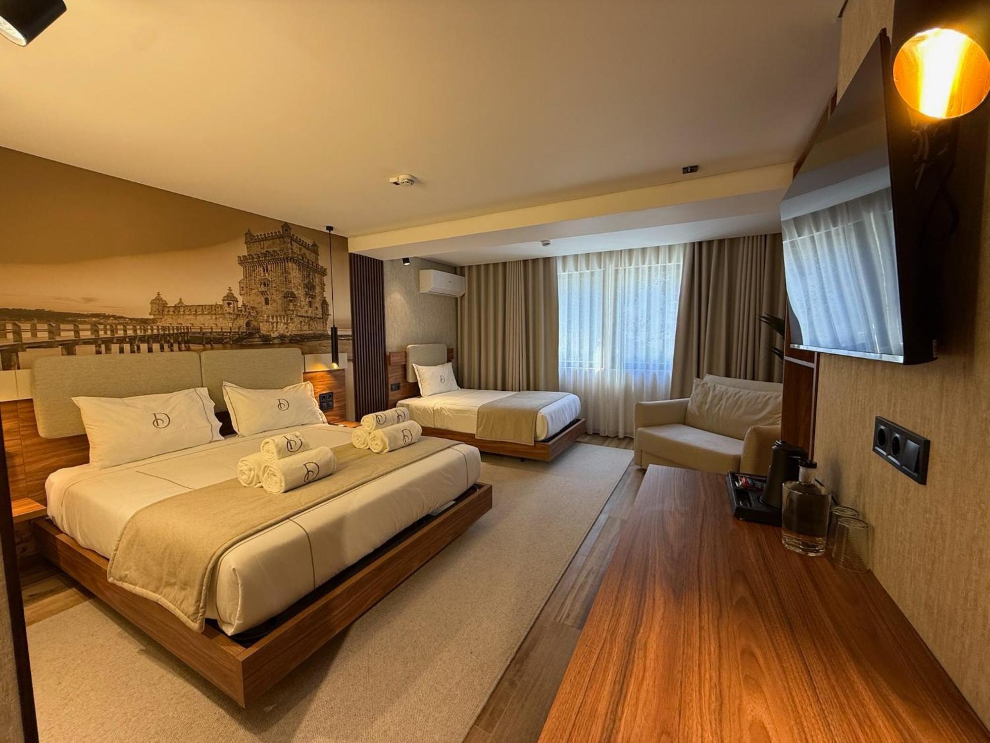 Family Room with View,1765762597:JPEG
