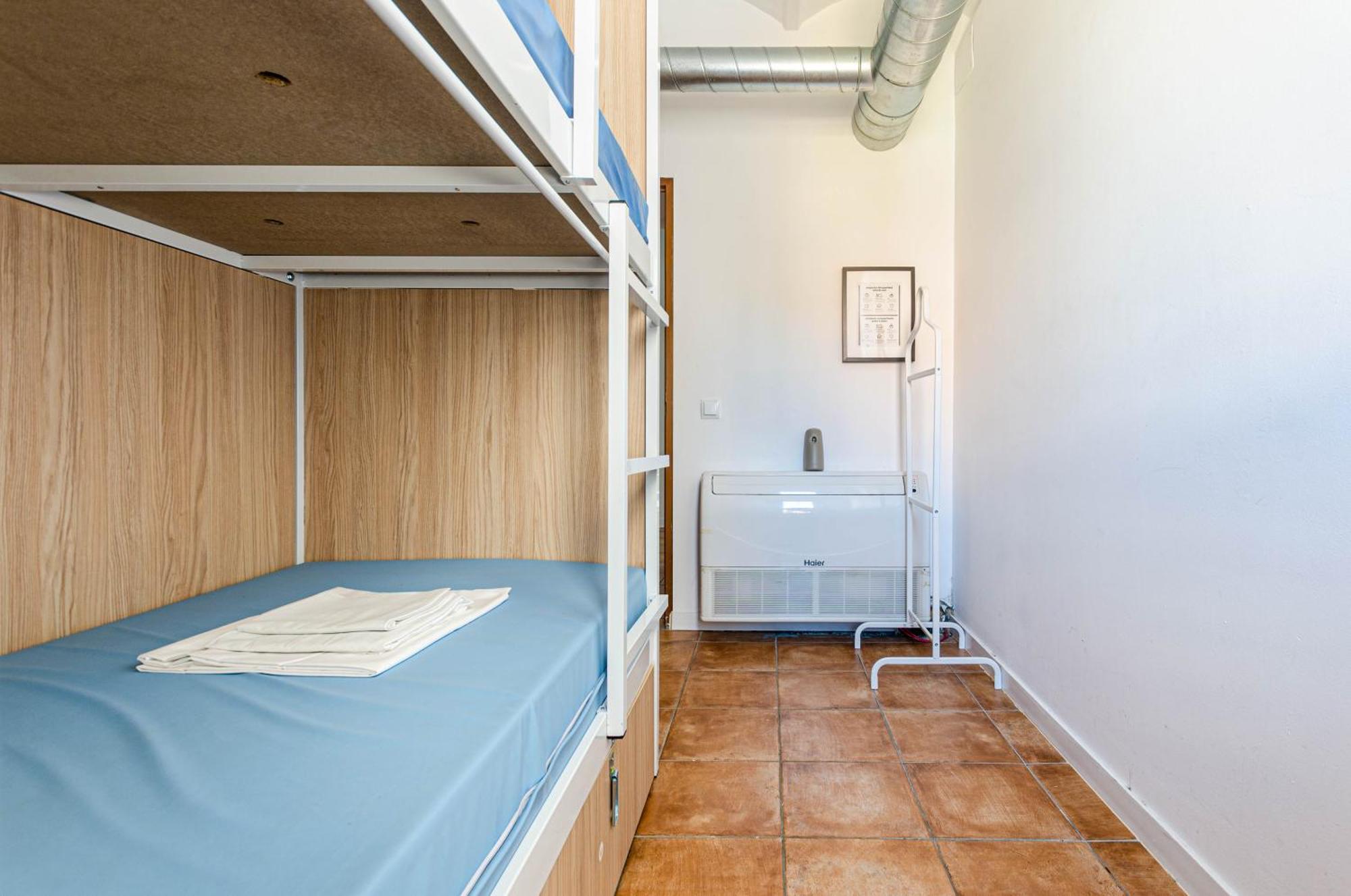 Bed 16 Bed Mixed Dormitory Room