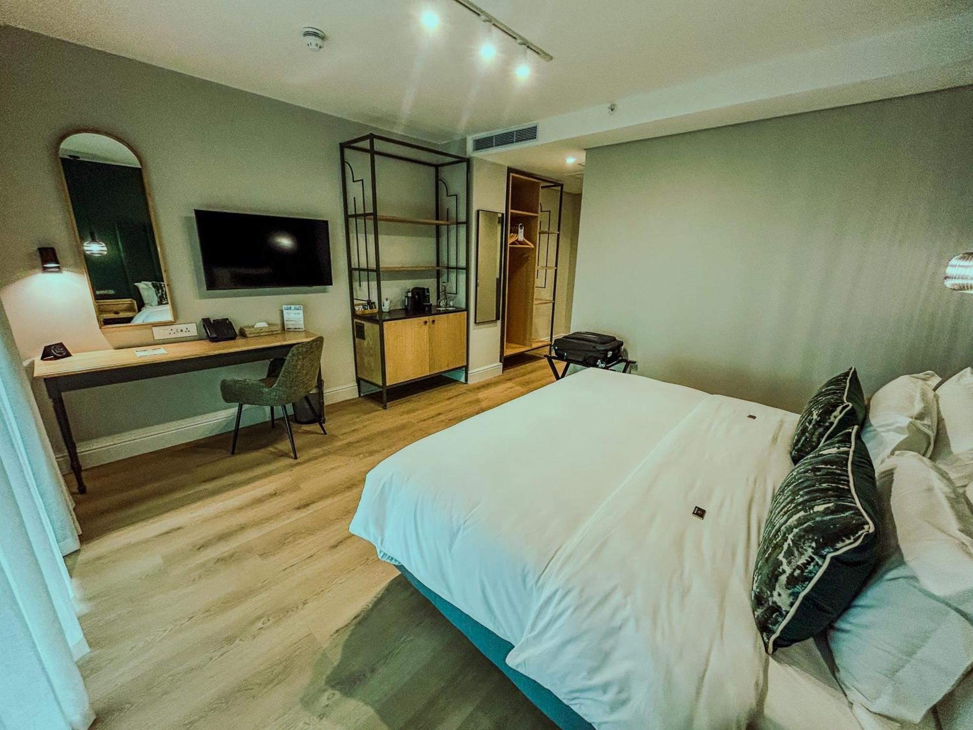 Deluxe Room,1488064474:JPEG
