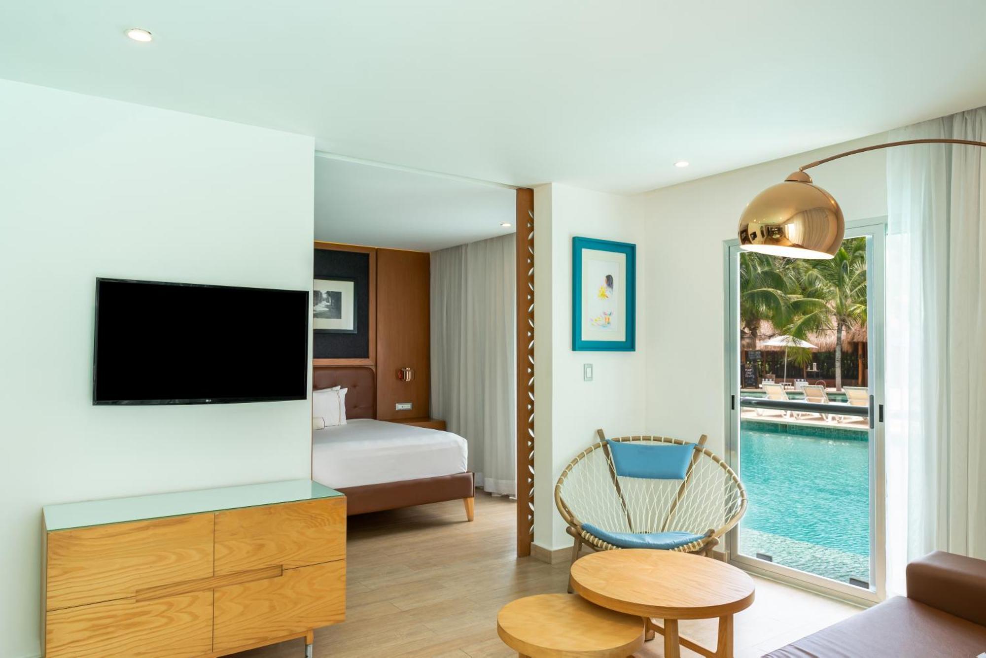 One Bedroom Suite Swim Up