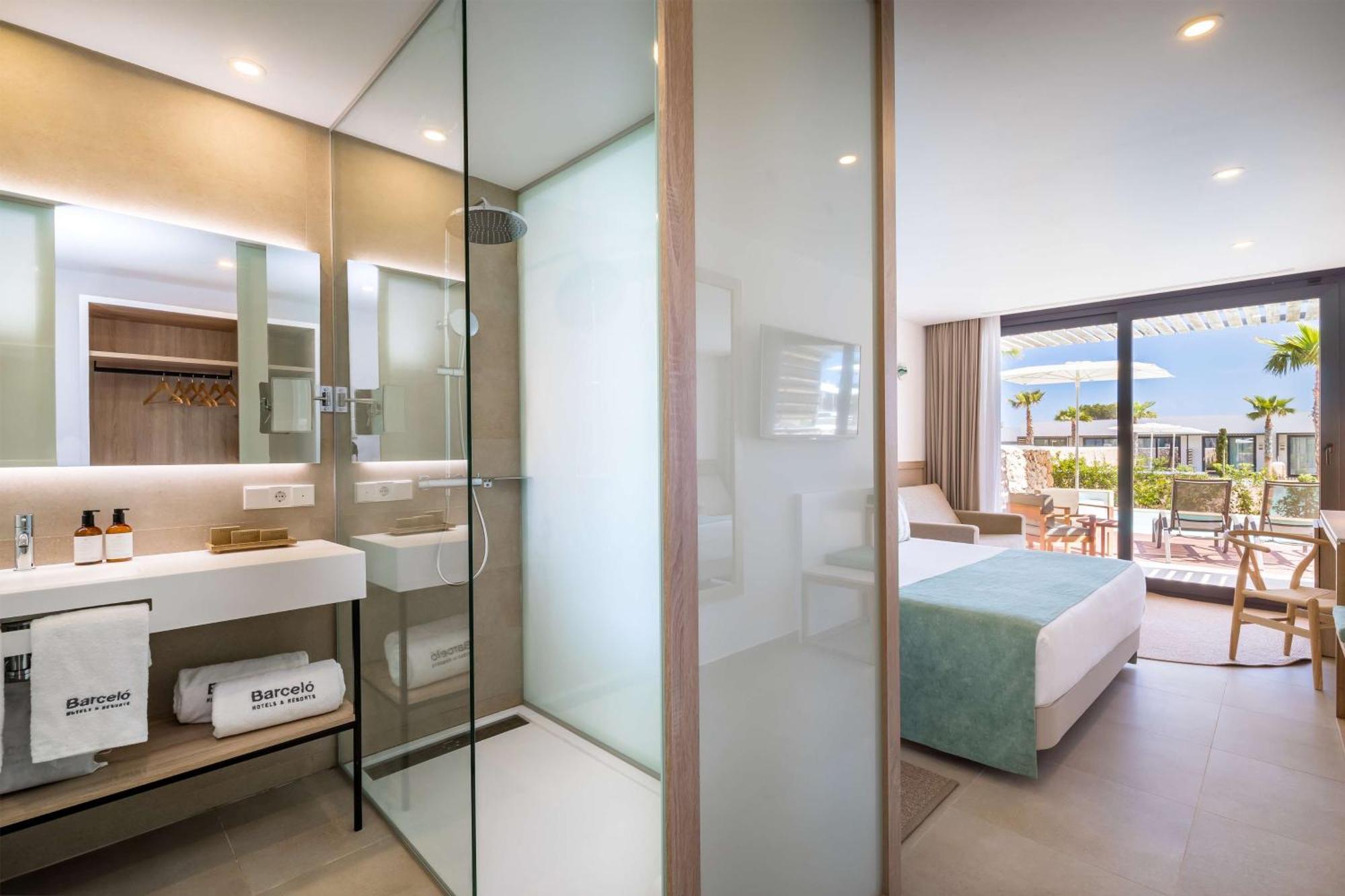 Junior Suite Semi-Private Pool