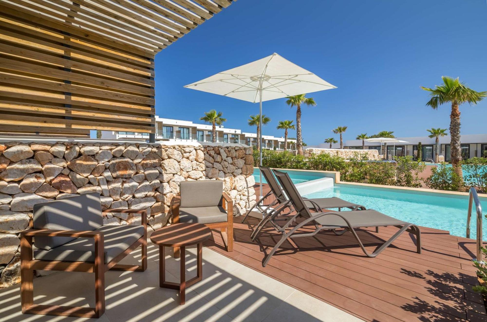Junior Suite Semi-Private Pool