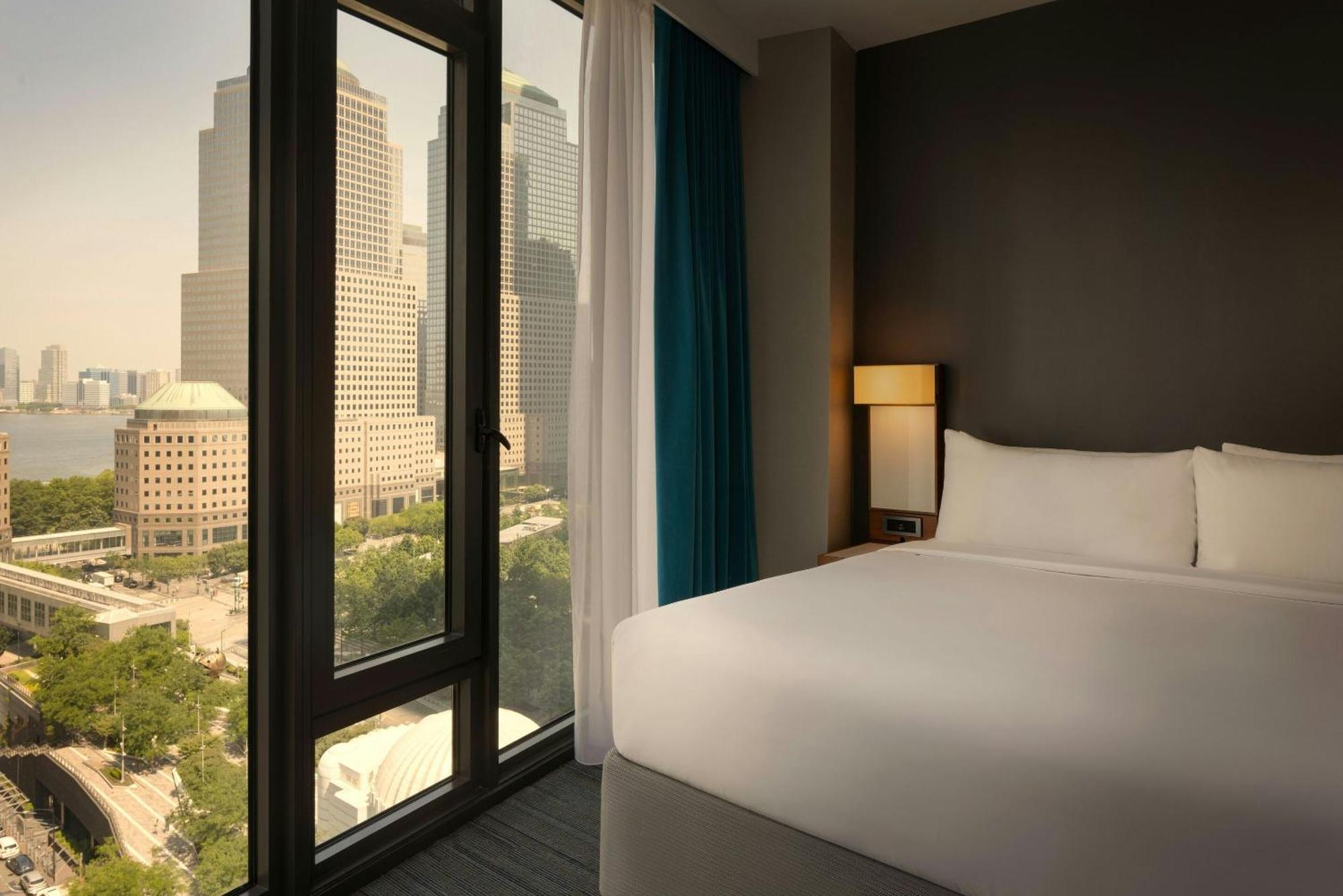 Superior King Room City River View