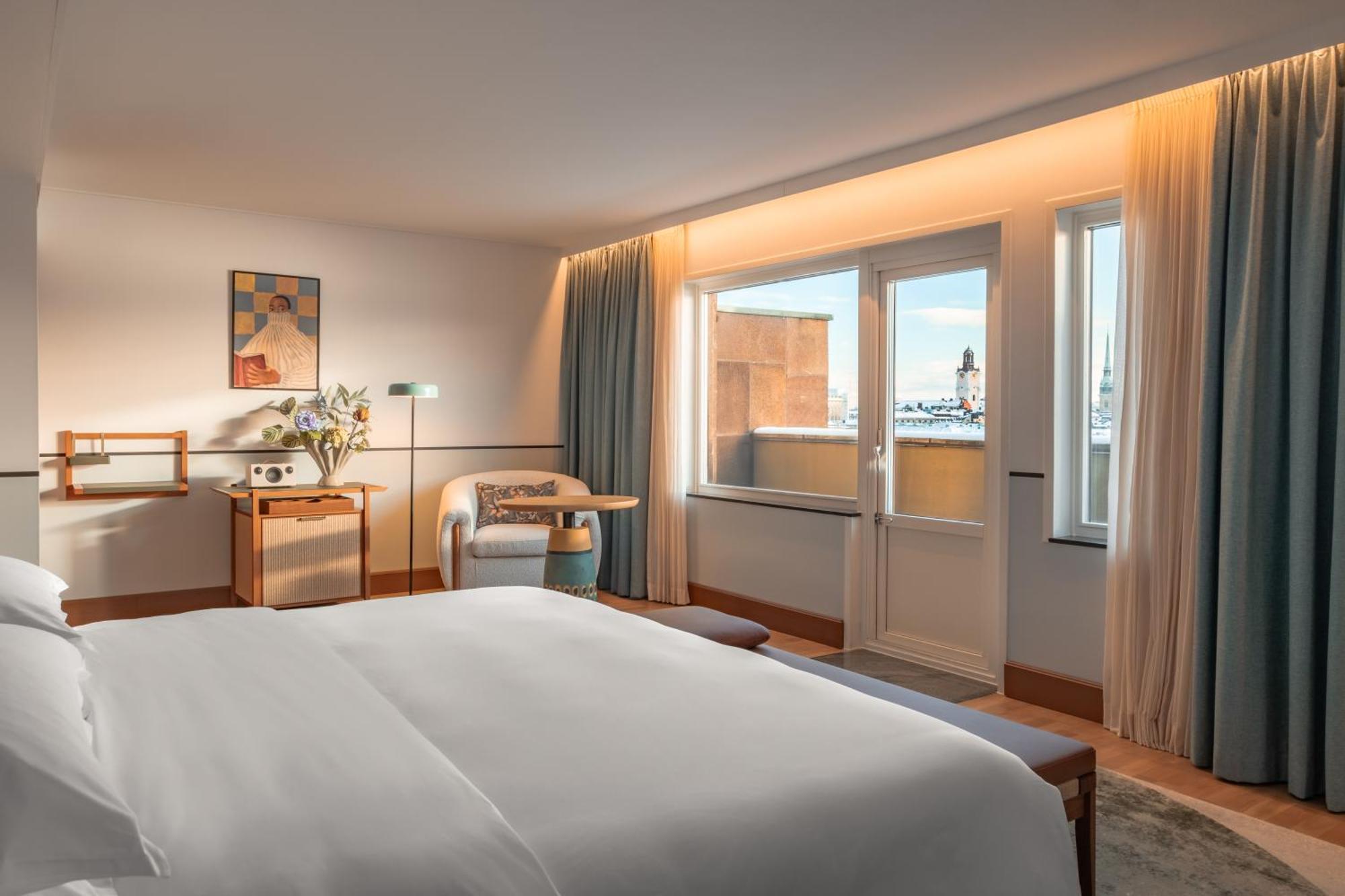 Superior King Room Balcony Lake View