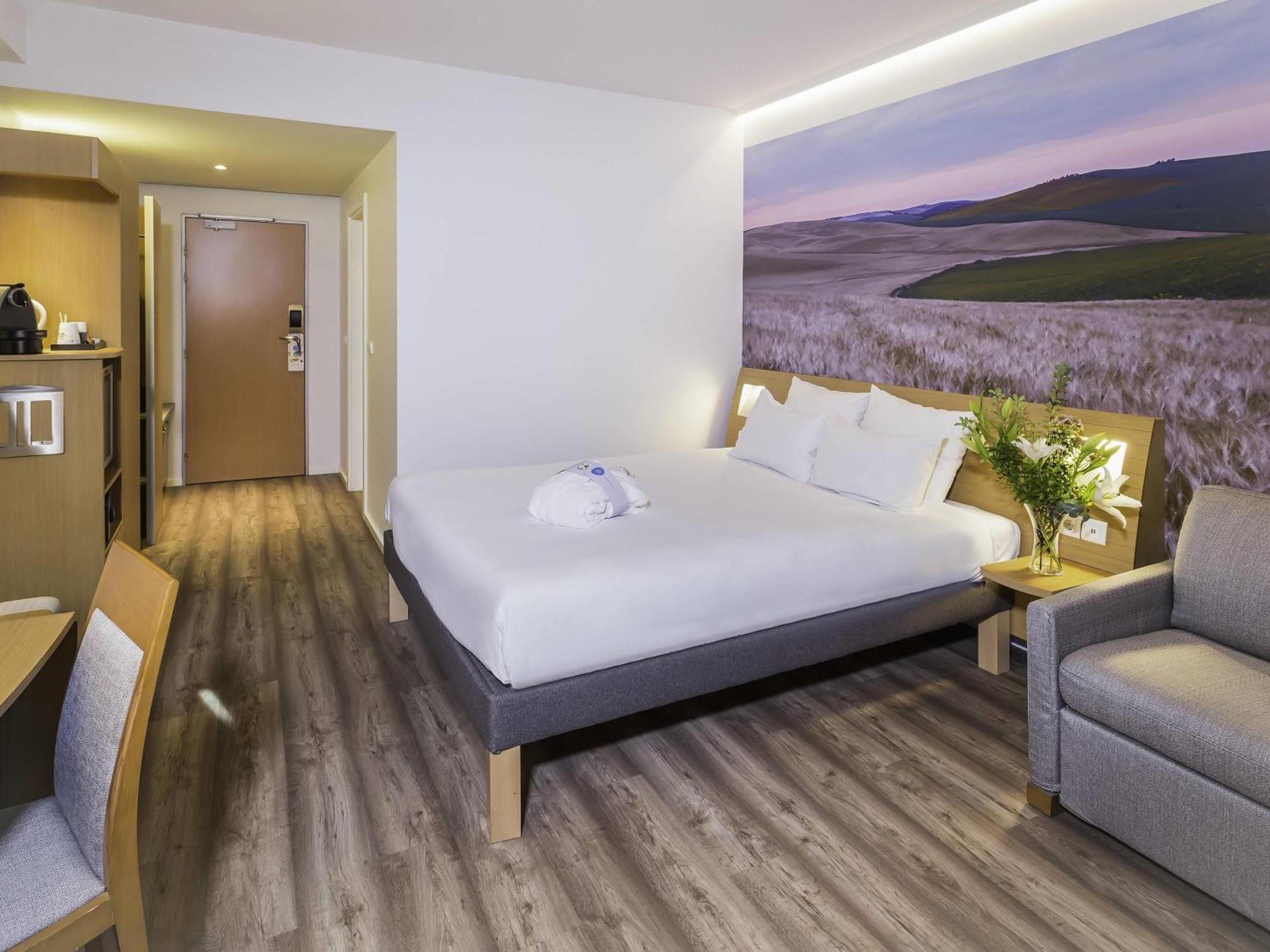 Executive Queen Room With Sofa Bed,1756399876:JPEG