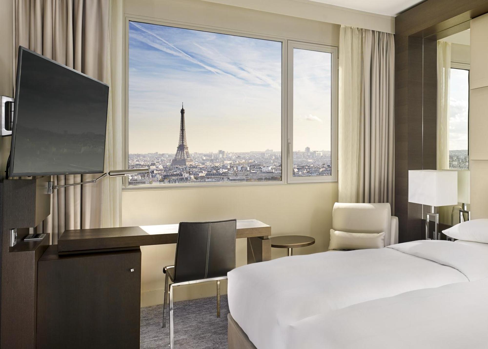 Twin Room Eiffel Tower View