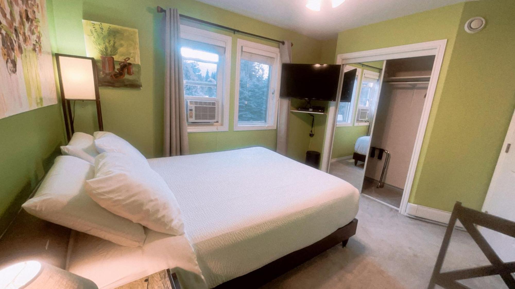 Deluxe Queen Room