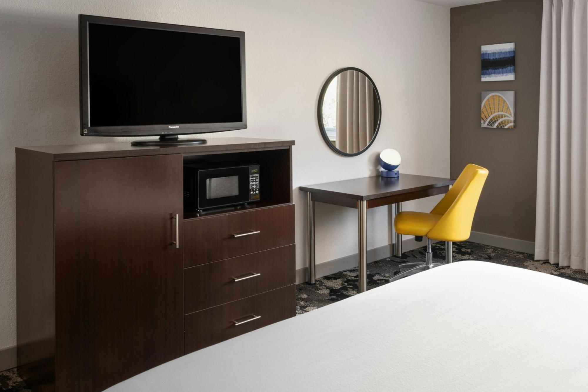 Standard King Room City View
