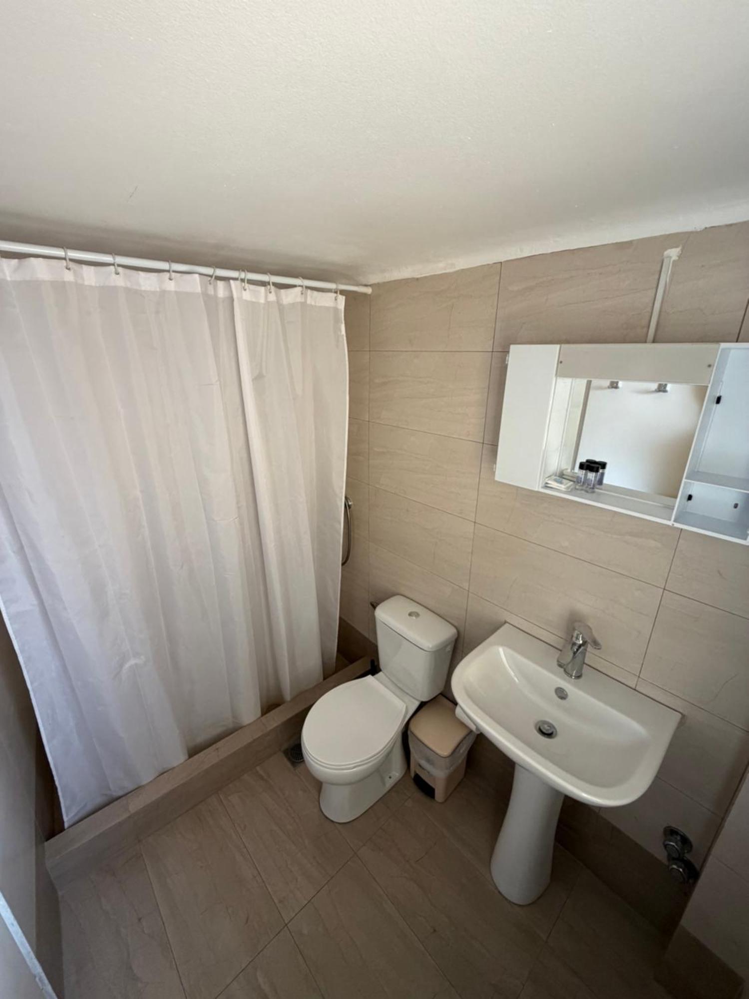 Quarto Econômico com 2 Camas de Solteiro