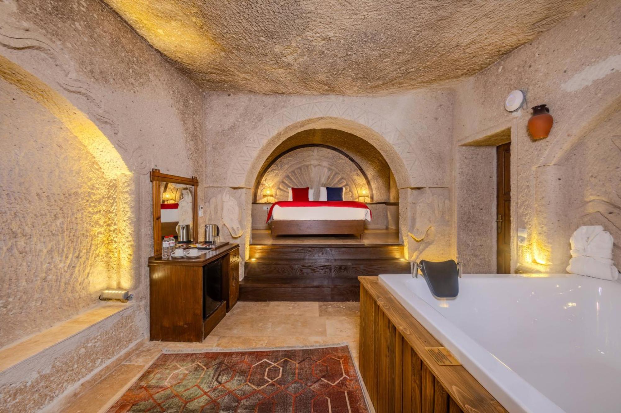 Junior Cave Suite Spa Bath