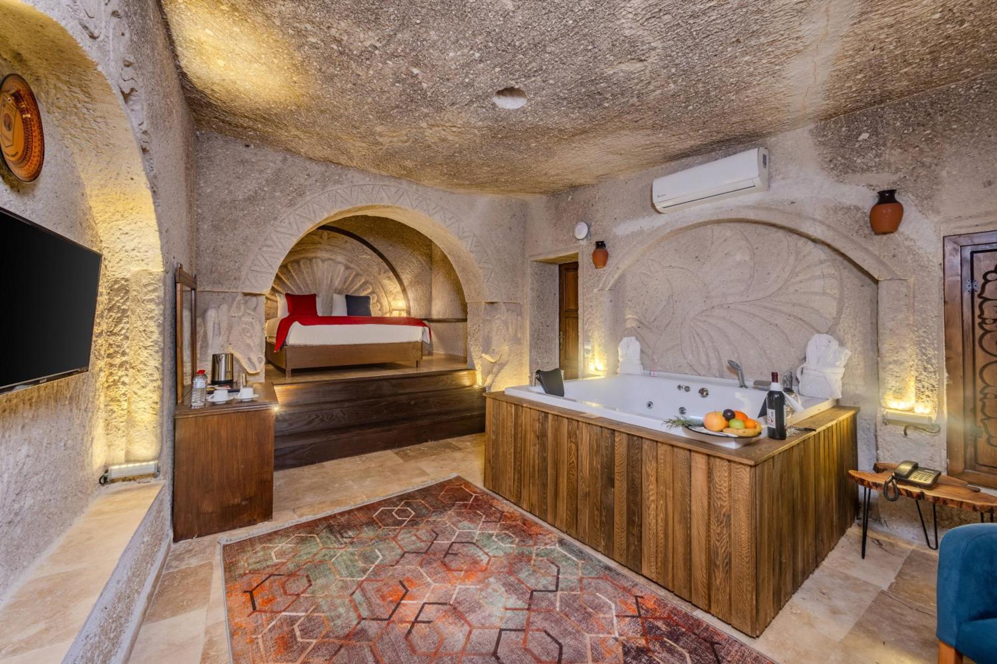 Junior Cave Suite Spa Bath