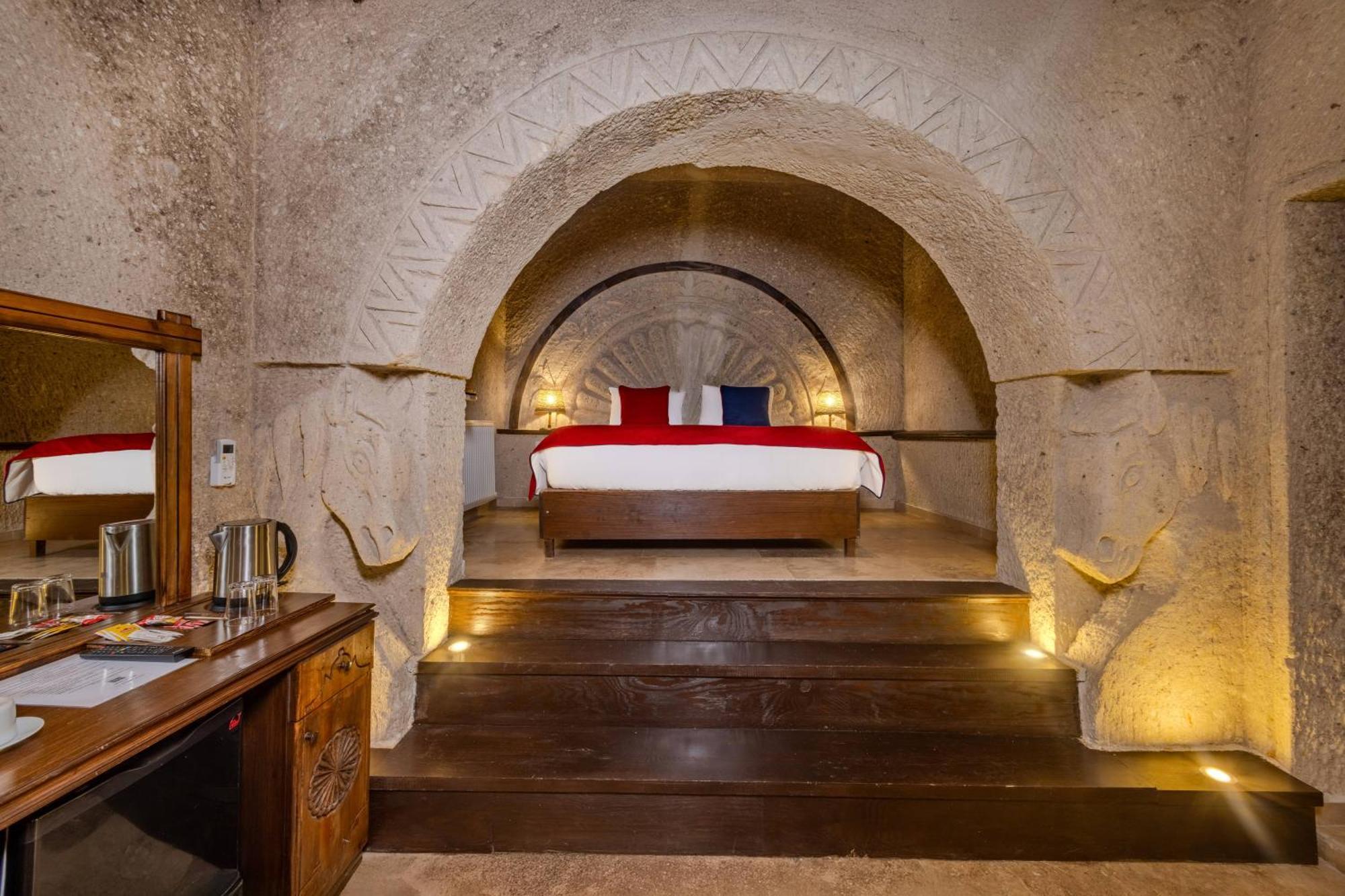 Junior Cave Suite Spa Bath