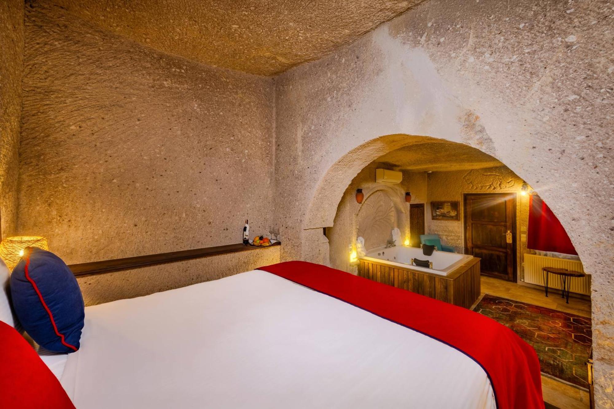 Junior Cave Suite Spa Bath