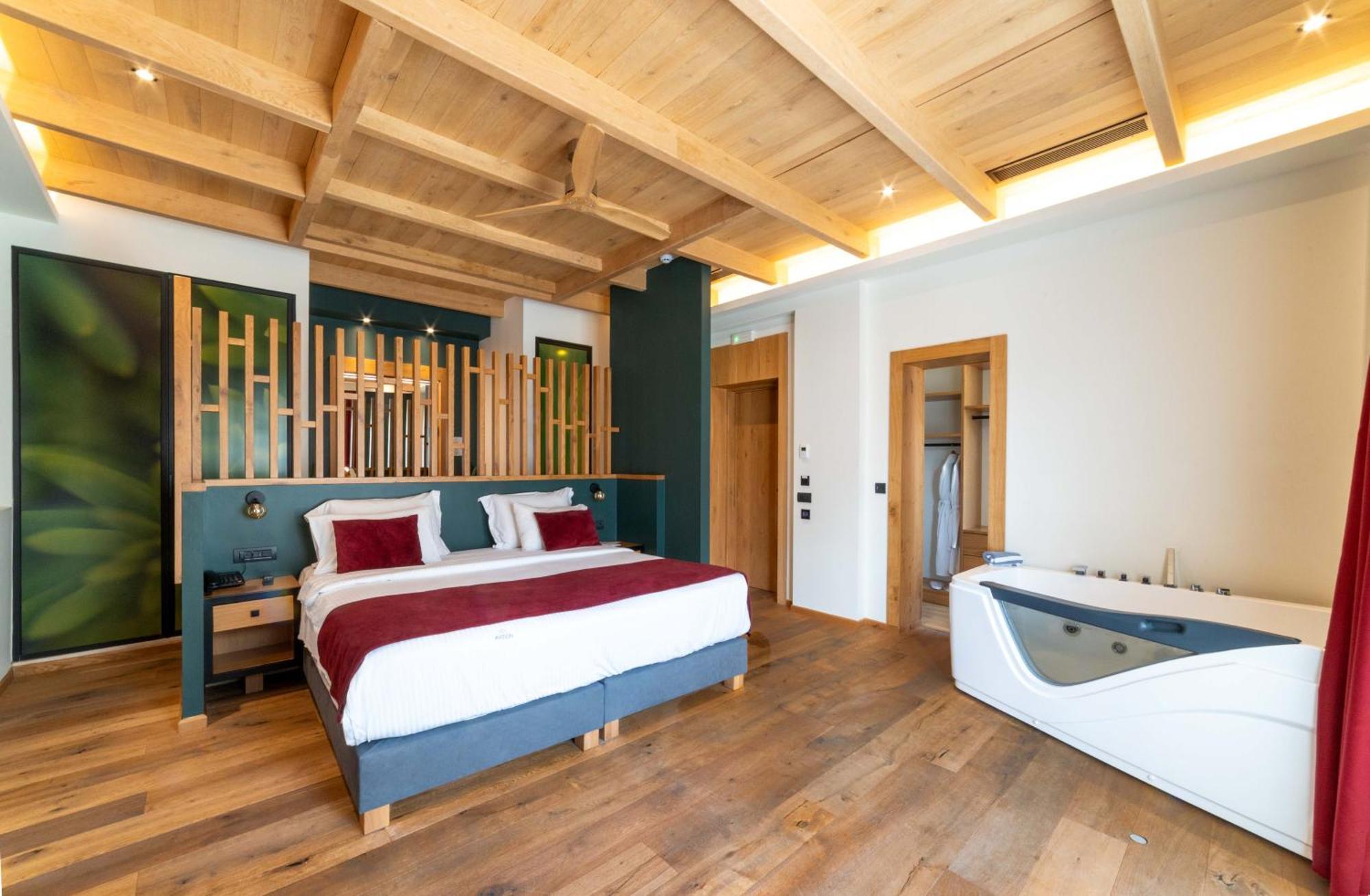 Lux Suite with Indoor Jacuzzi