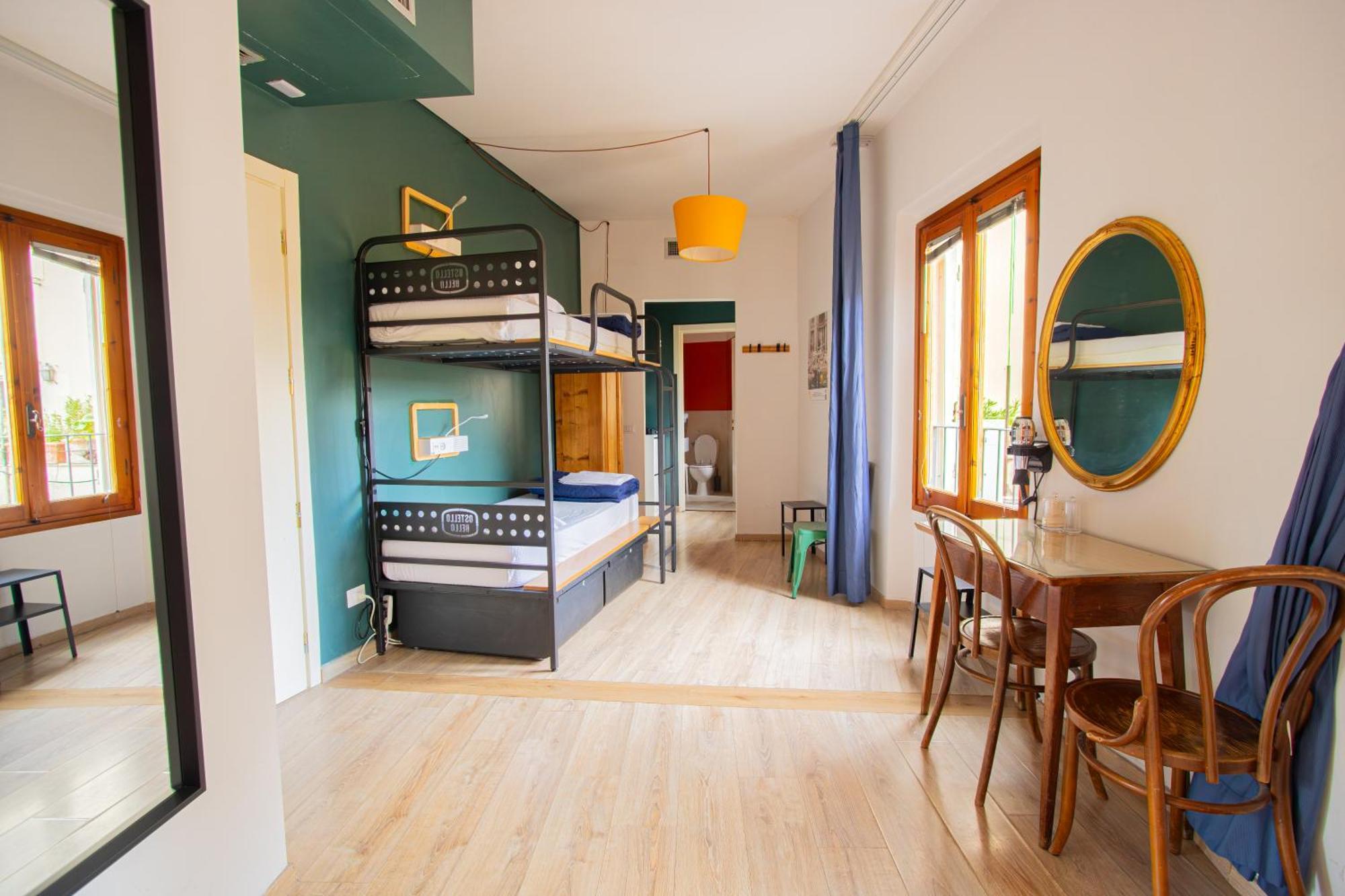 Cama en habitación femenina compartida de 4 camas