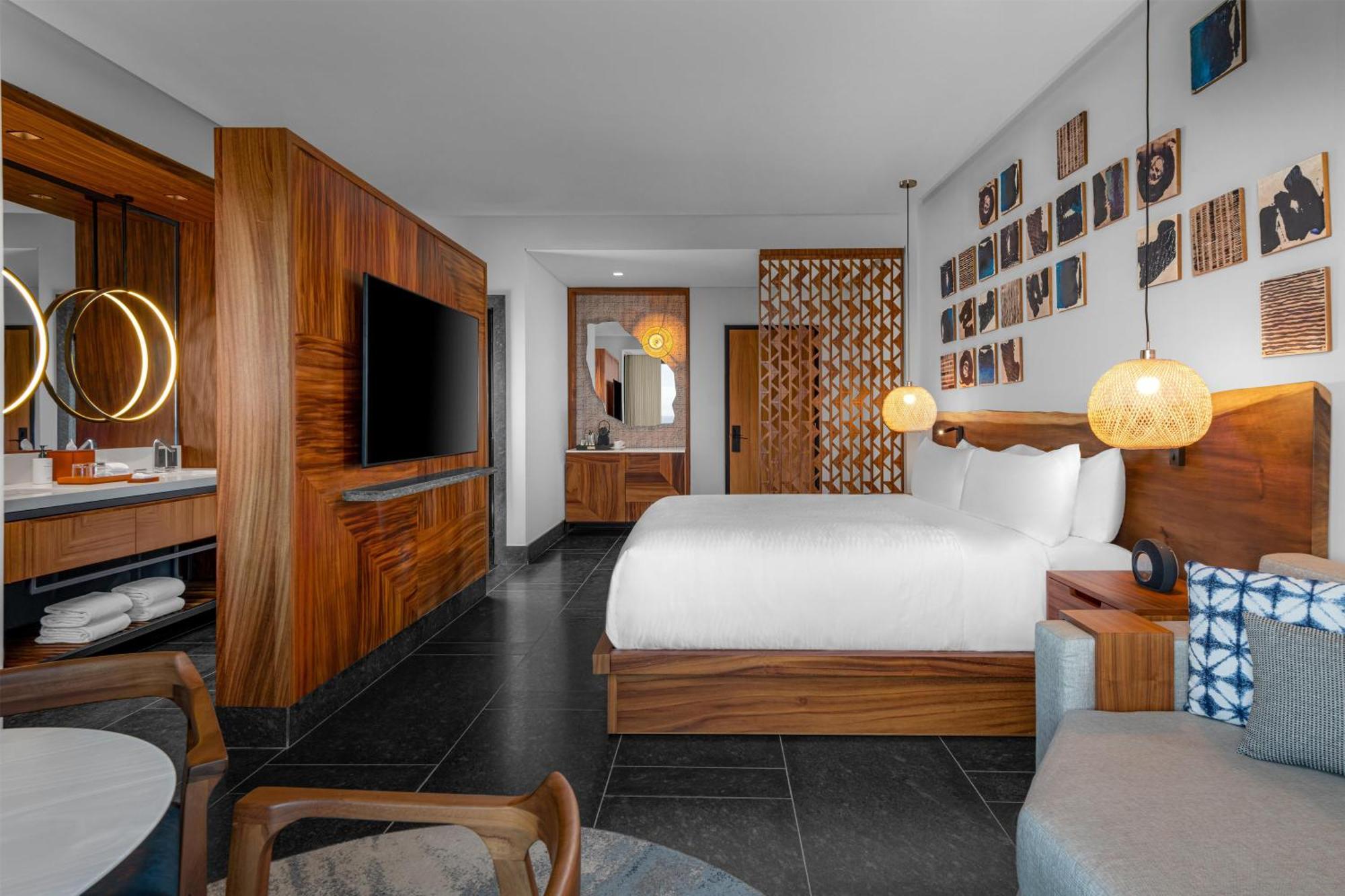 Quarto com Cama King-size e Vista Parcial do Mar