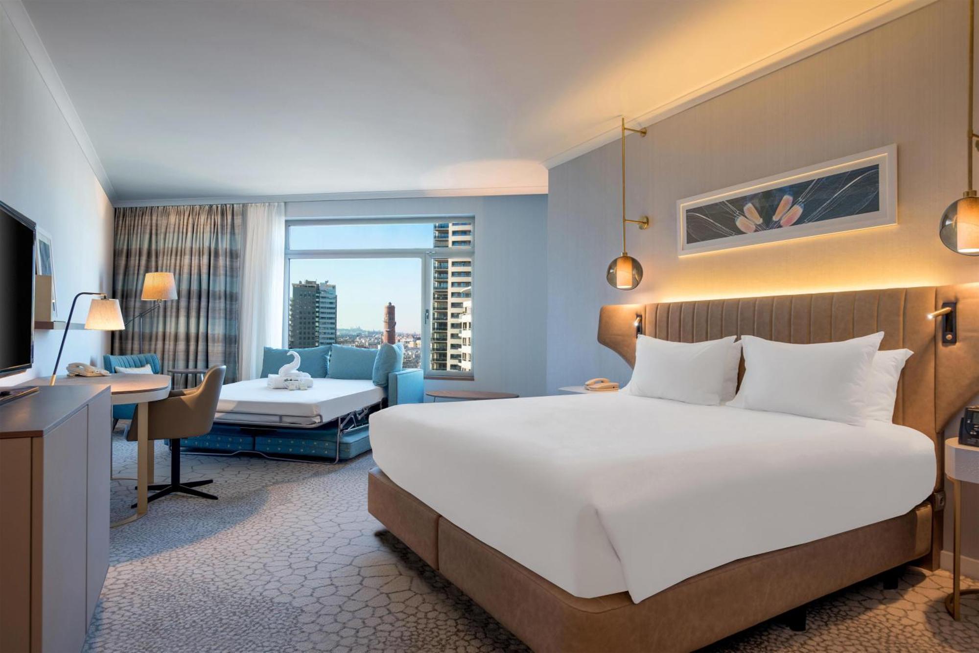 Quarto com Cama King-size e Sofá-cama