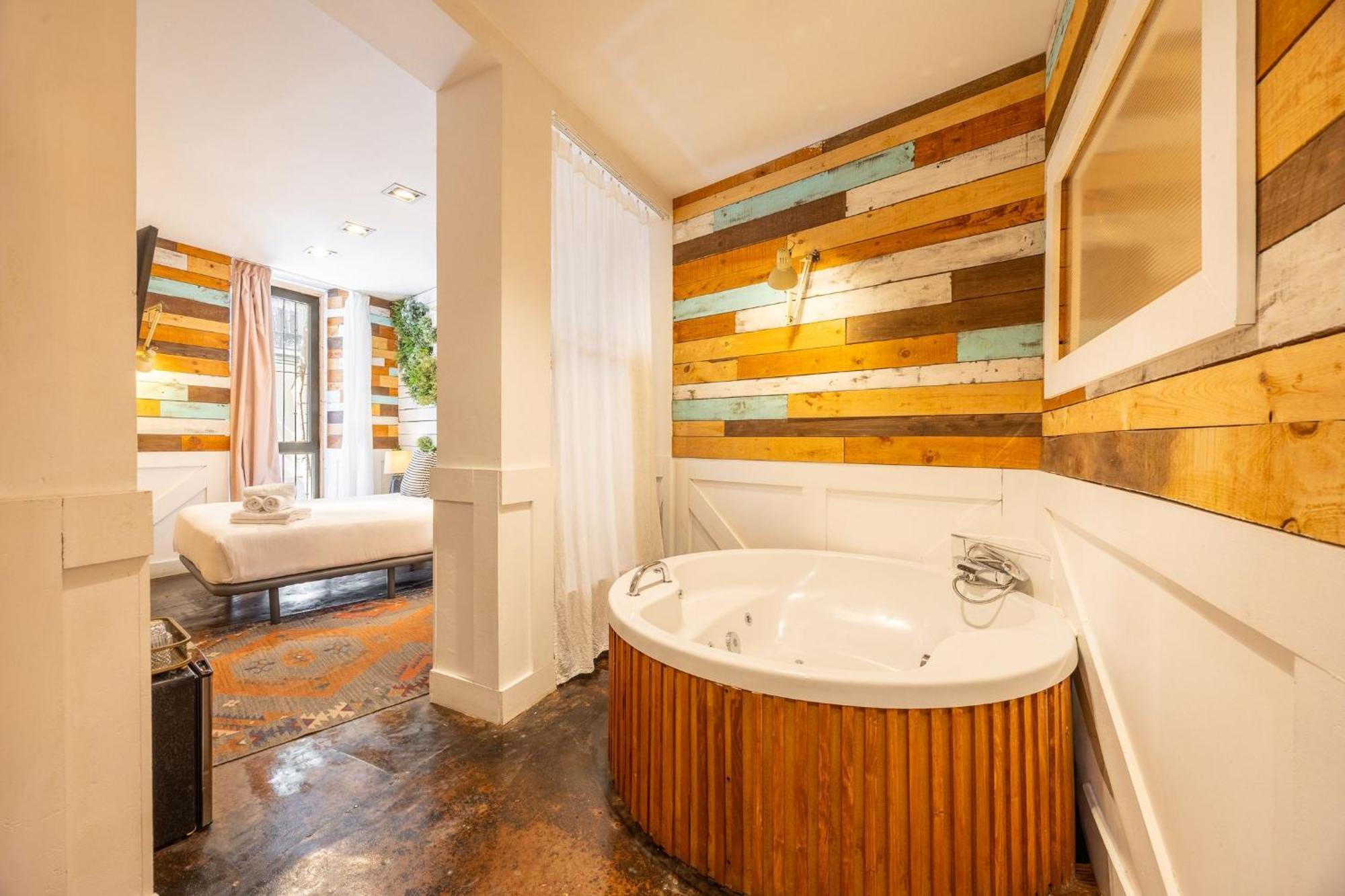 Deluxe Suite Spa Bath
