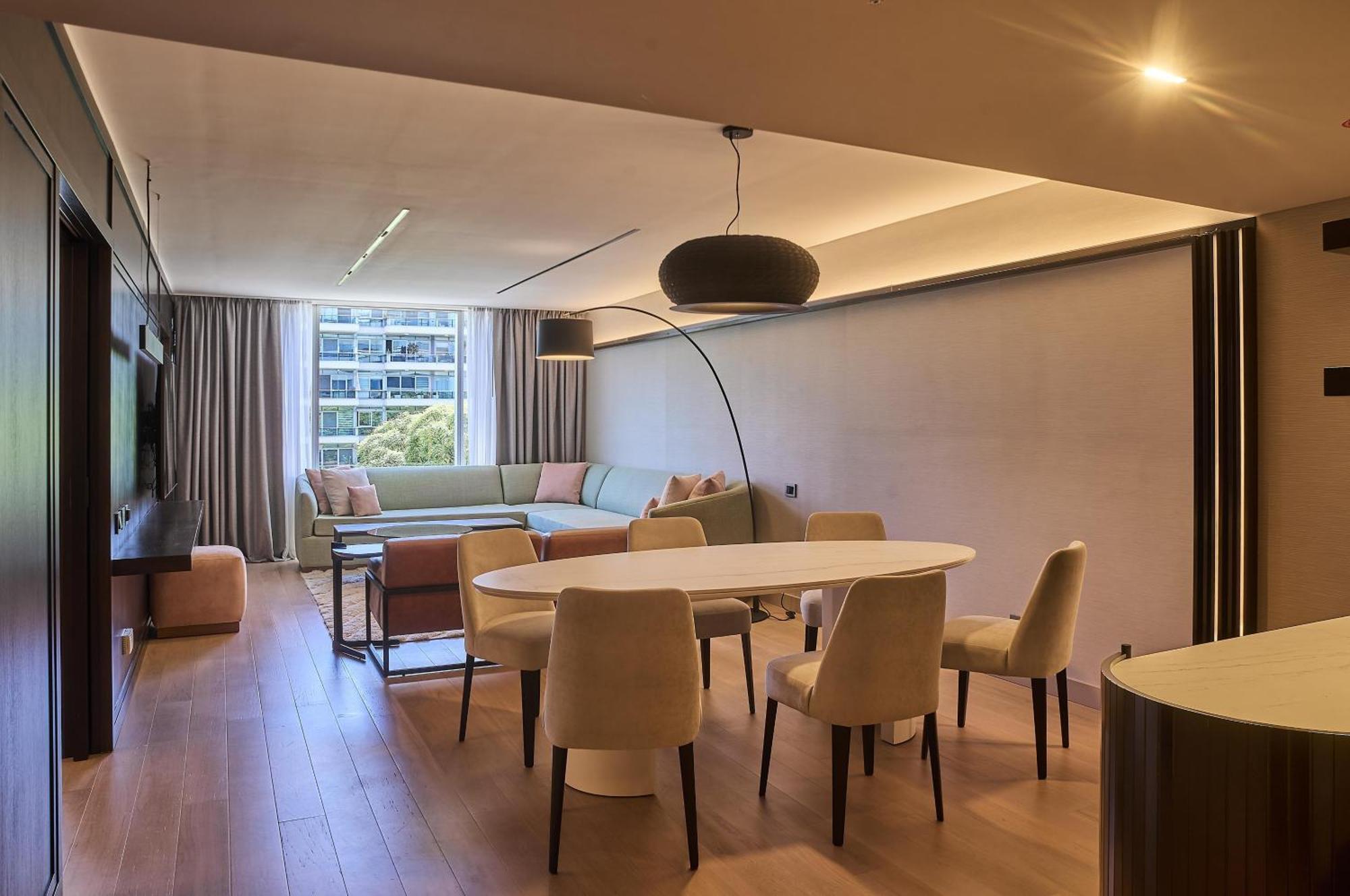 One-Bedroom Corner King Suite