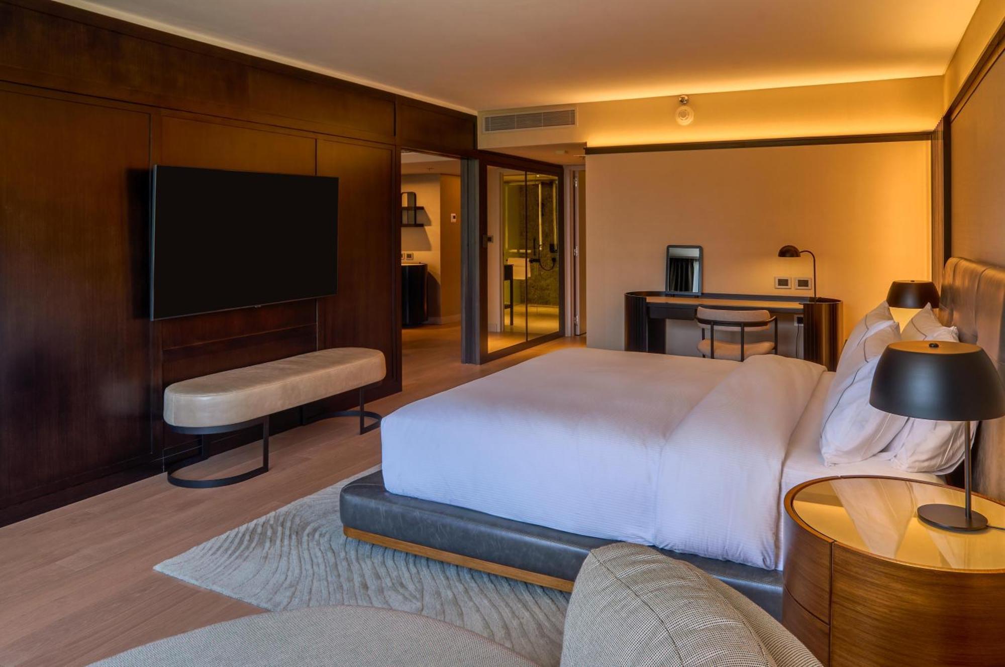 One-Bedroom Corner King Suite