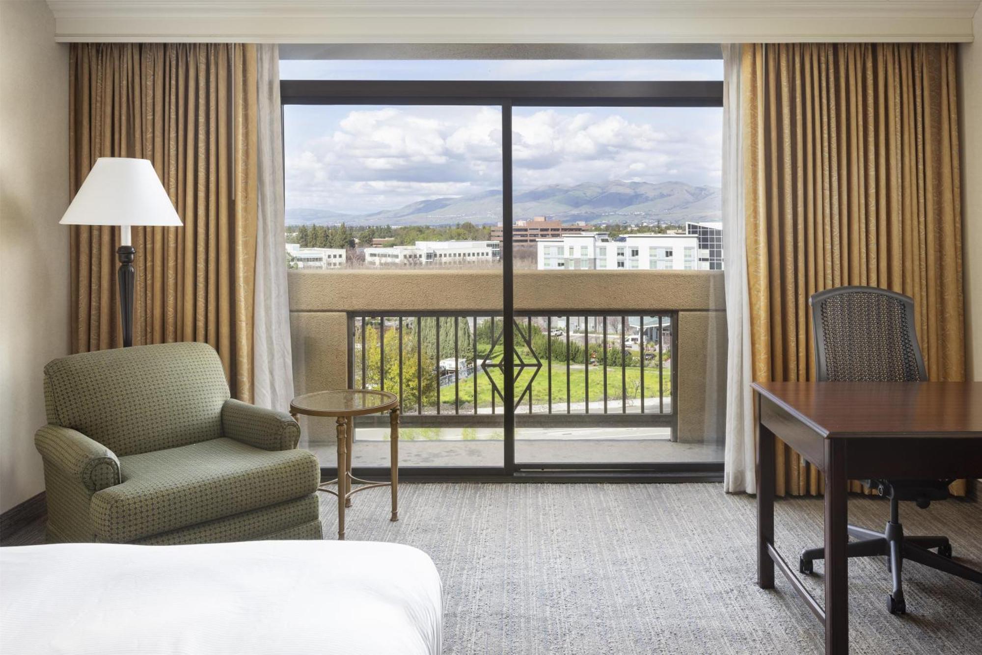 Zimmer mit Kingsize-Bett und Balkon