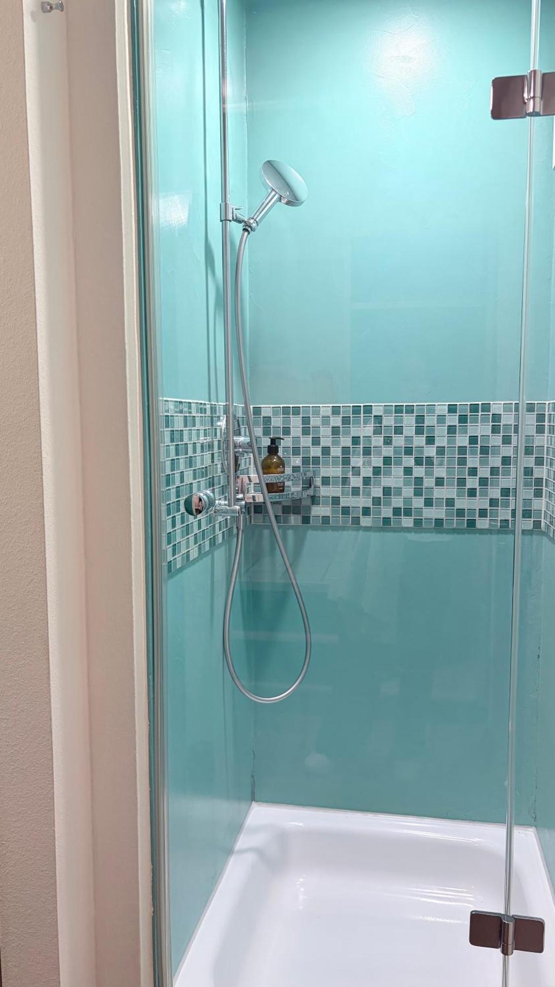 Habitación con cama grande