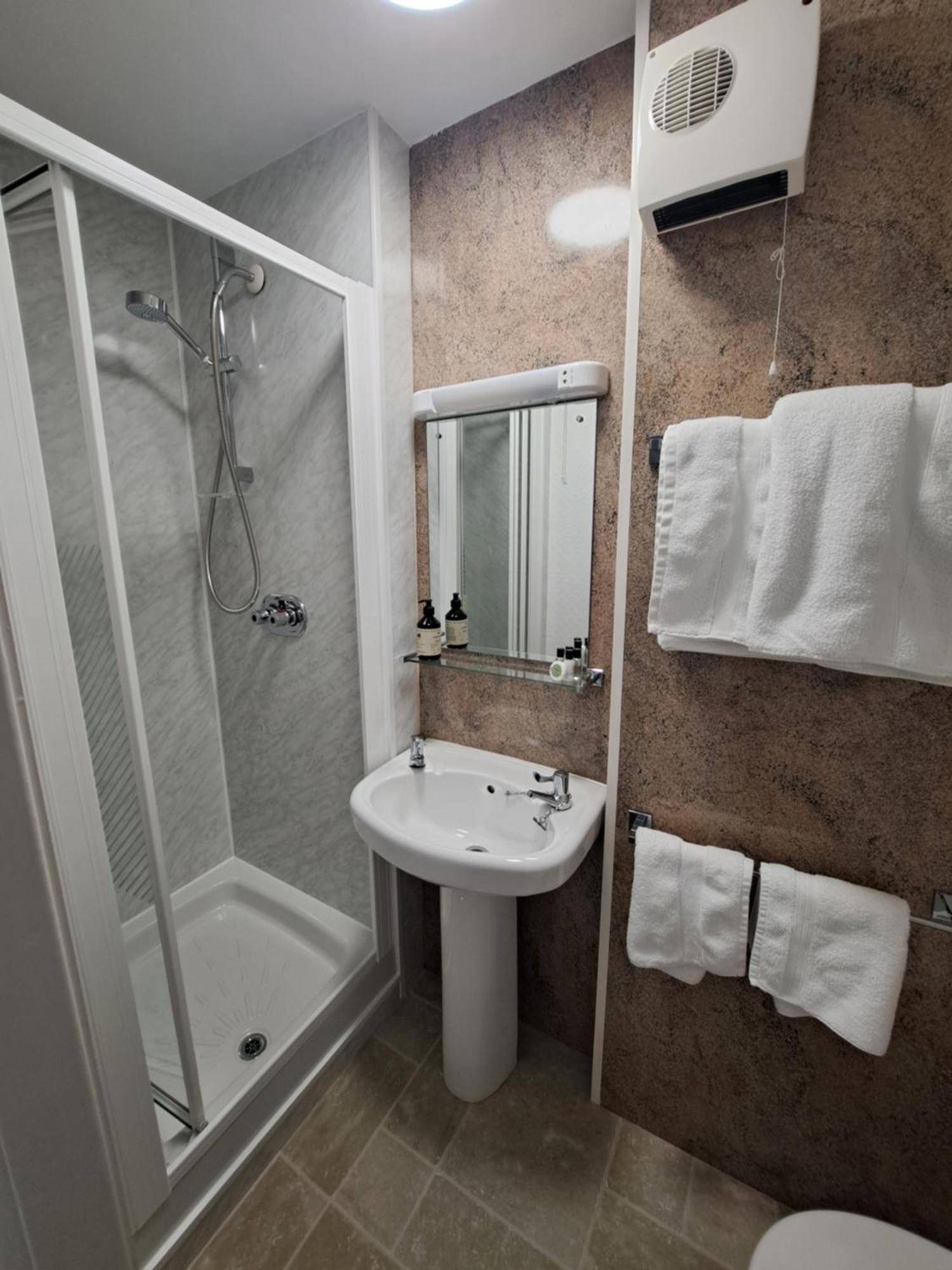 Twin Room Shower,1758354003:JPEG