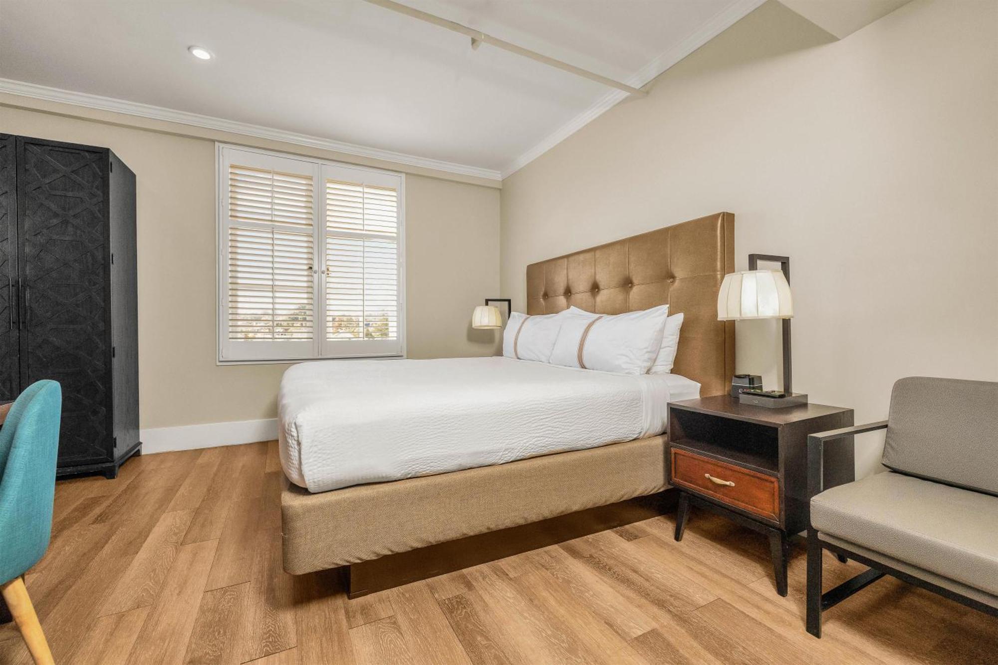 Deluxe King Room with Bathtub - Mobility/Hearing Accessible,1758357253:JPEG