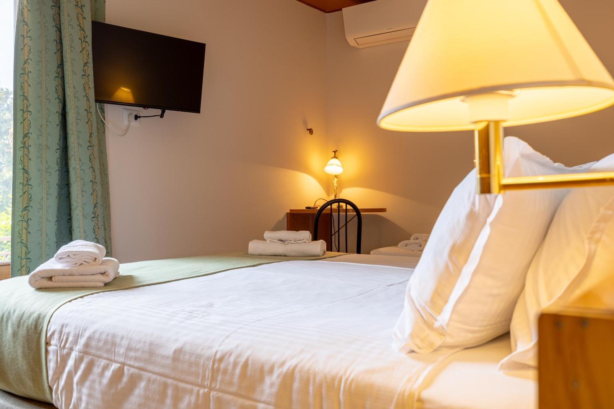 Dreibettzimmer mit Gartenblick