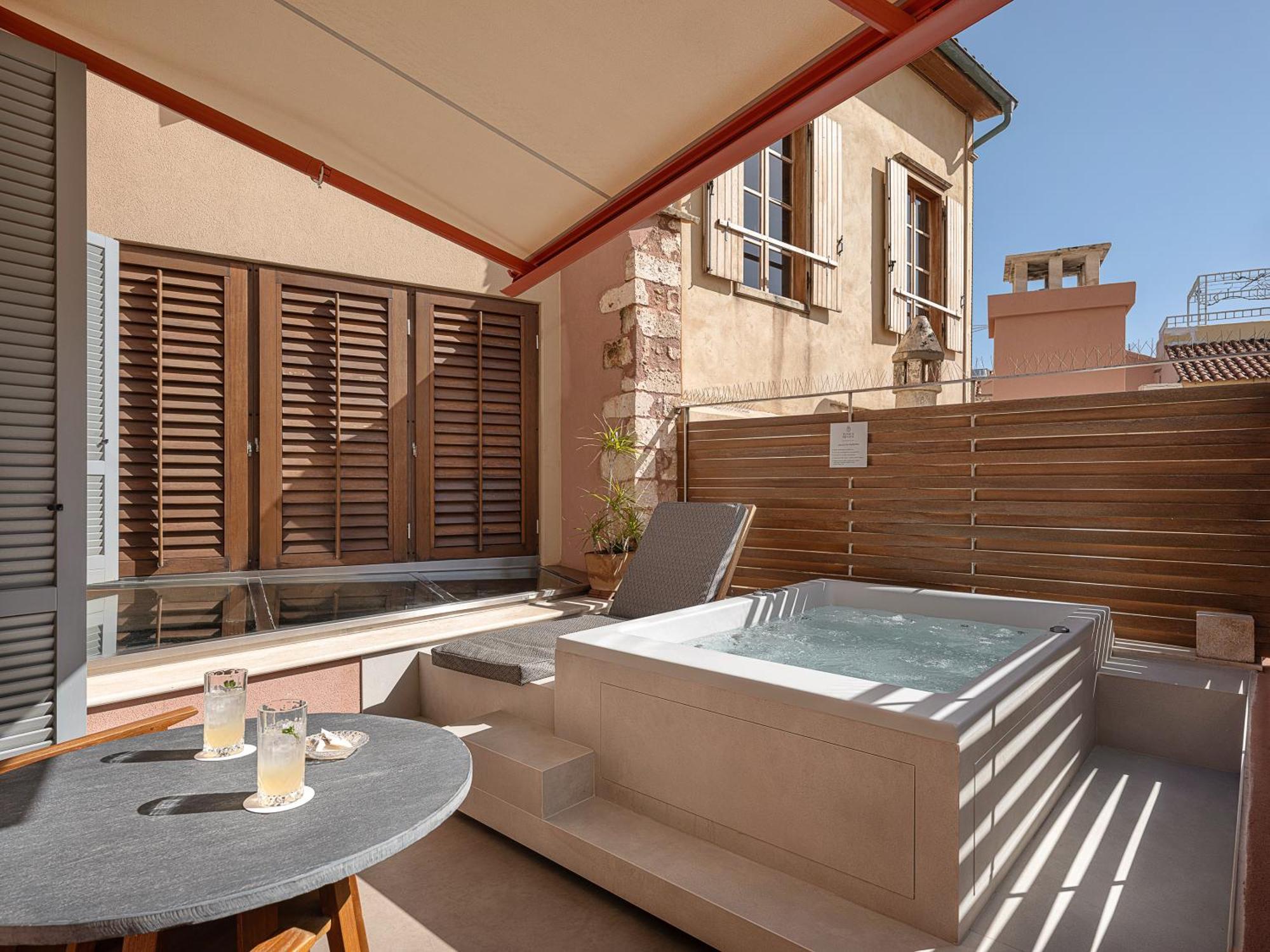 Junior Suite Terrace Outdoor Hydromassage Tub