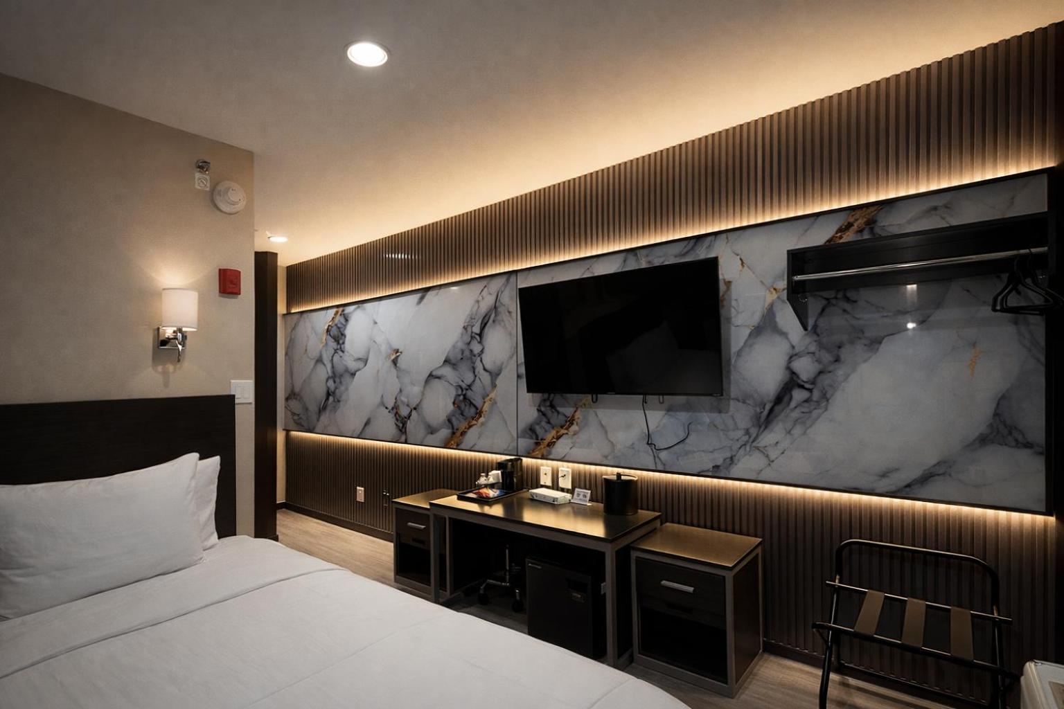 Standard Queen Room