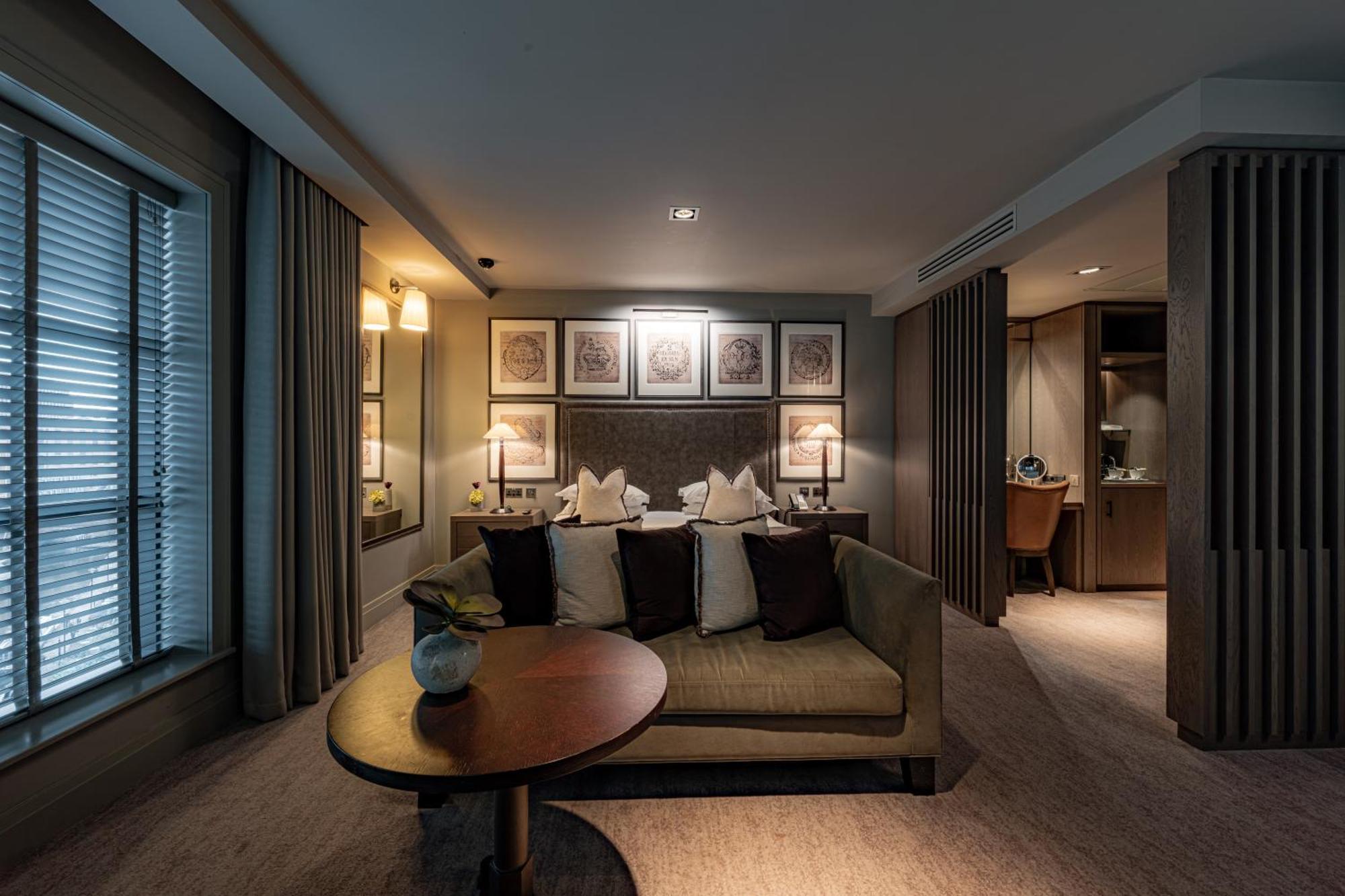 Executive Suite,1758480002:JPEG