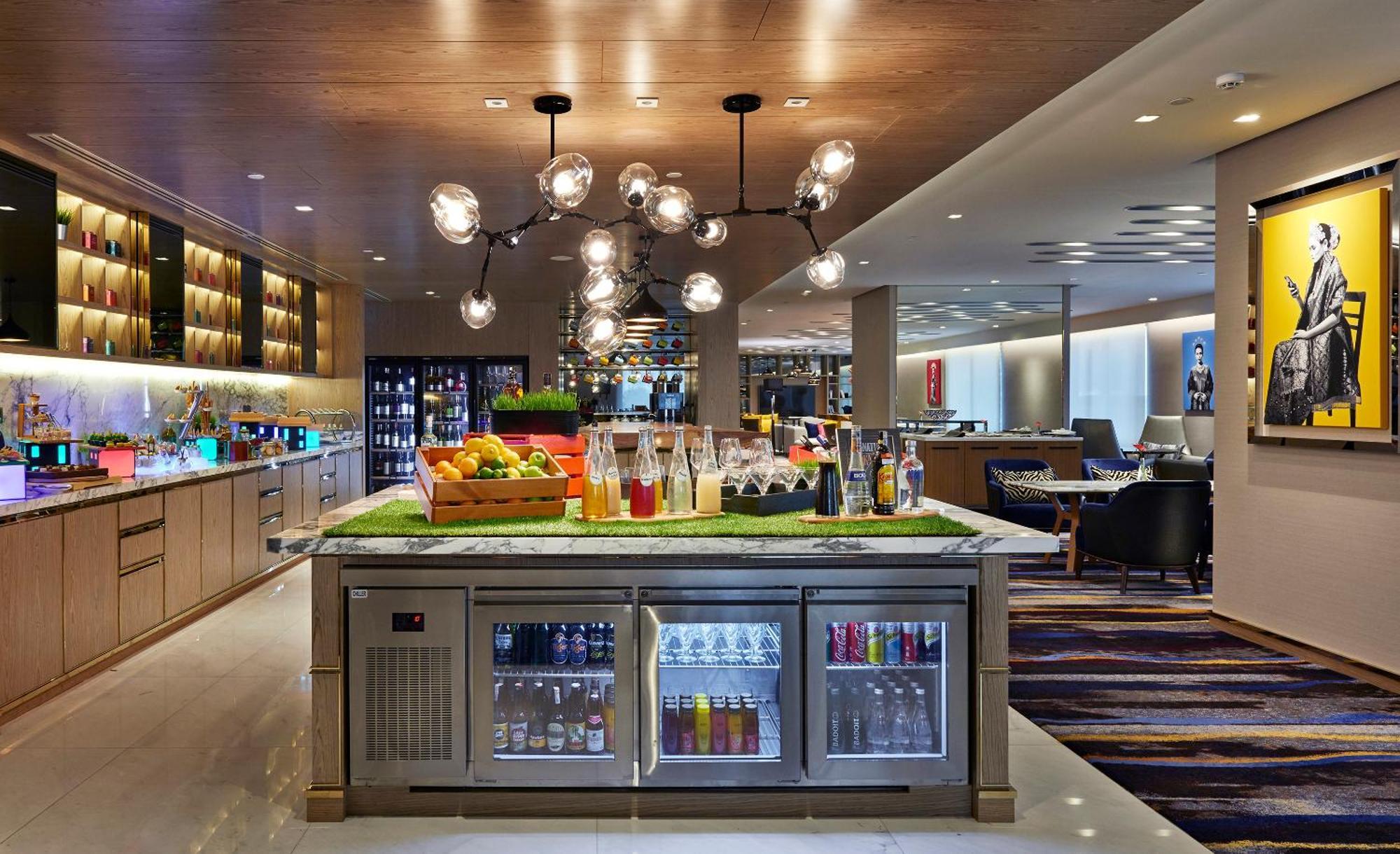 Club Zimmer mit Kingsize-Bett und Zugang zur Lounge