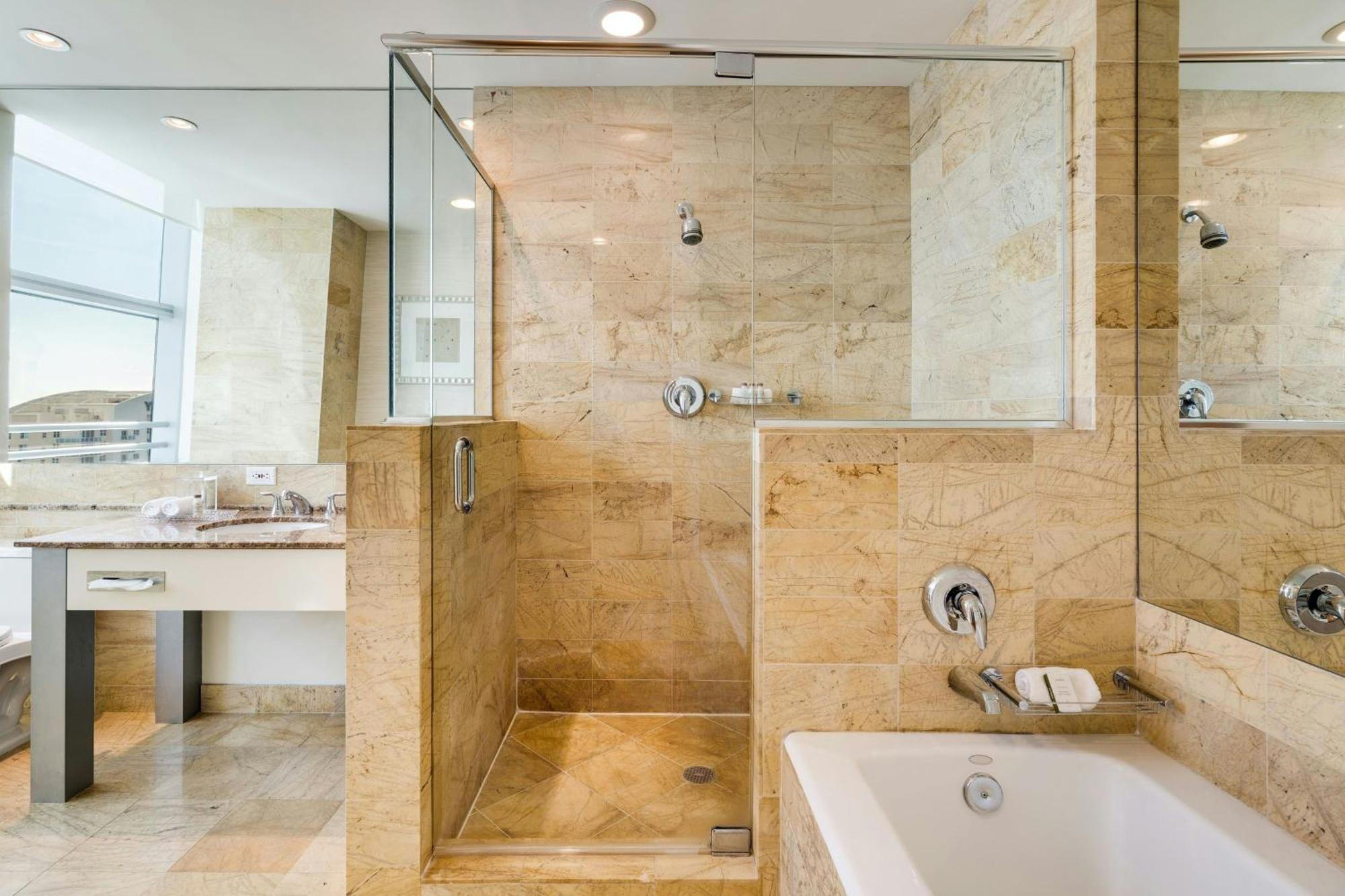 Chambre Double de Luxe avec 2 Lits Doubles et Vue sur Baie